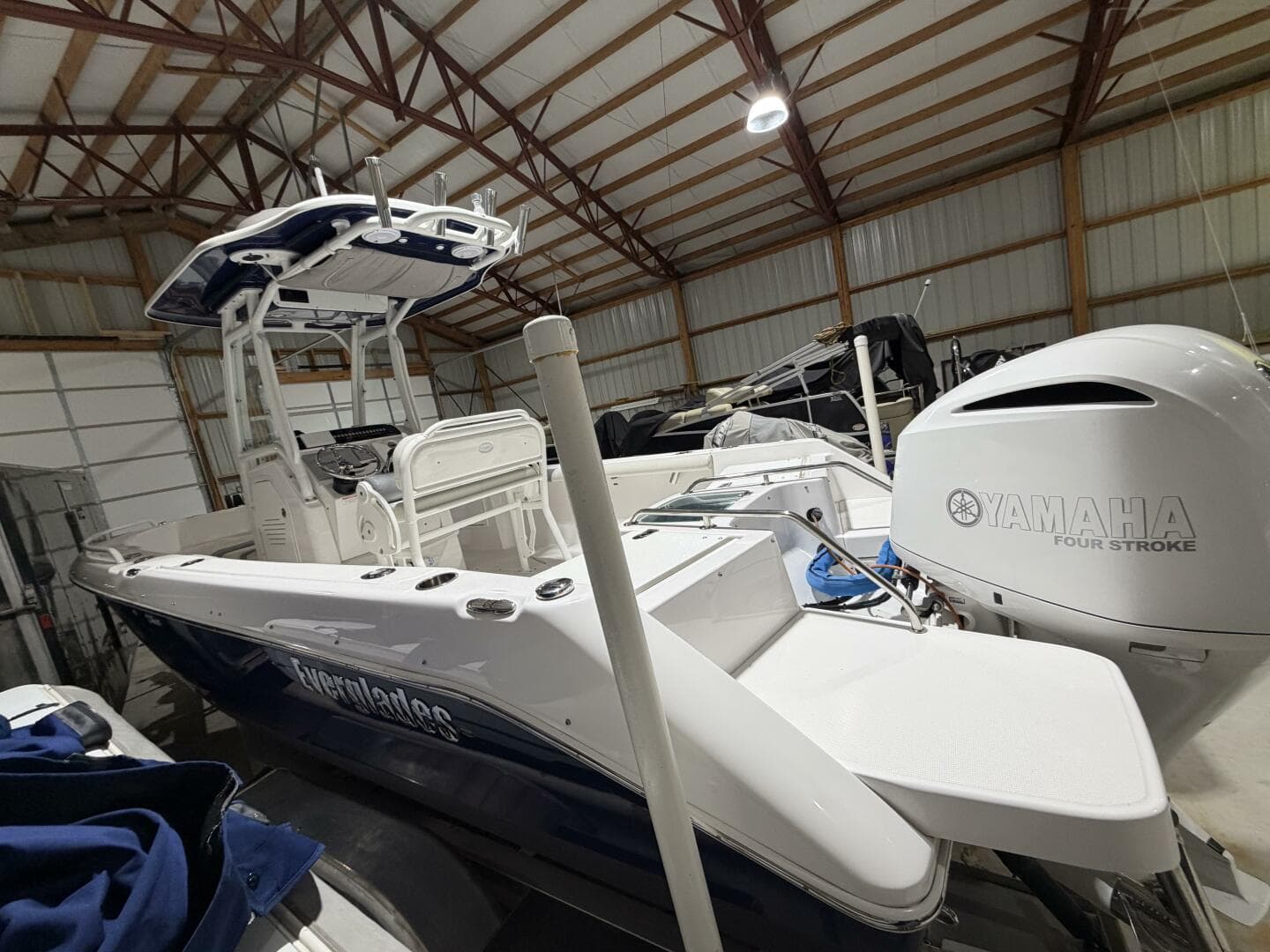 2016 Everglades 230 Center Console — photo 10