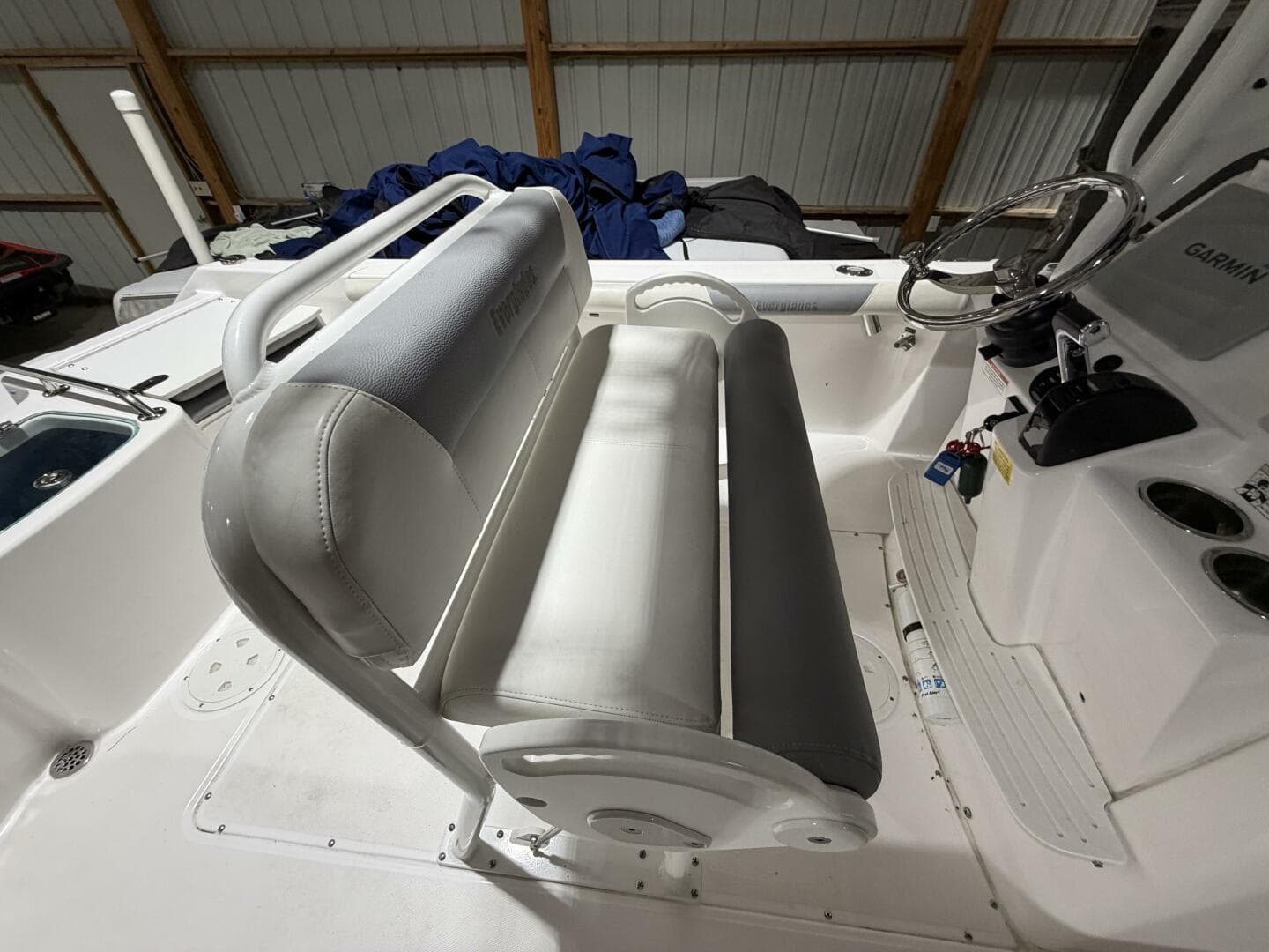 2016 Everglades 230 Center Console — photo 23