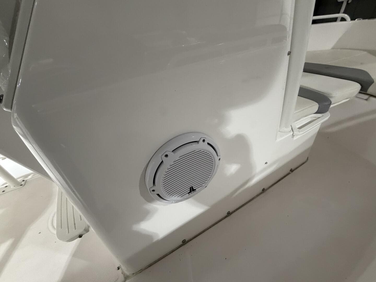 2016 Everglades 230 Center Console — photo 48