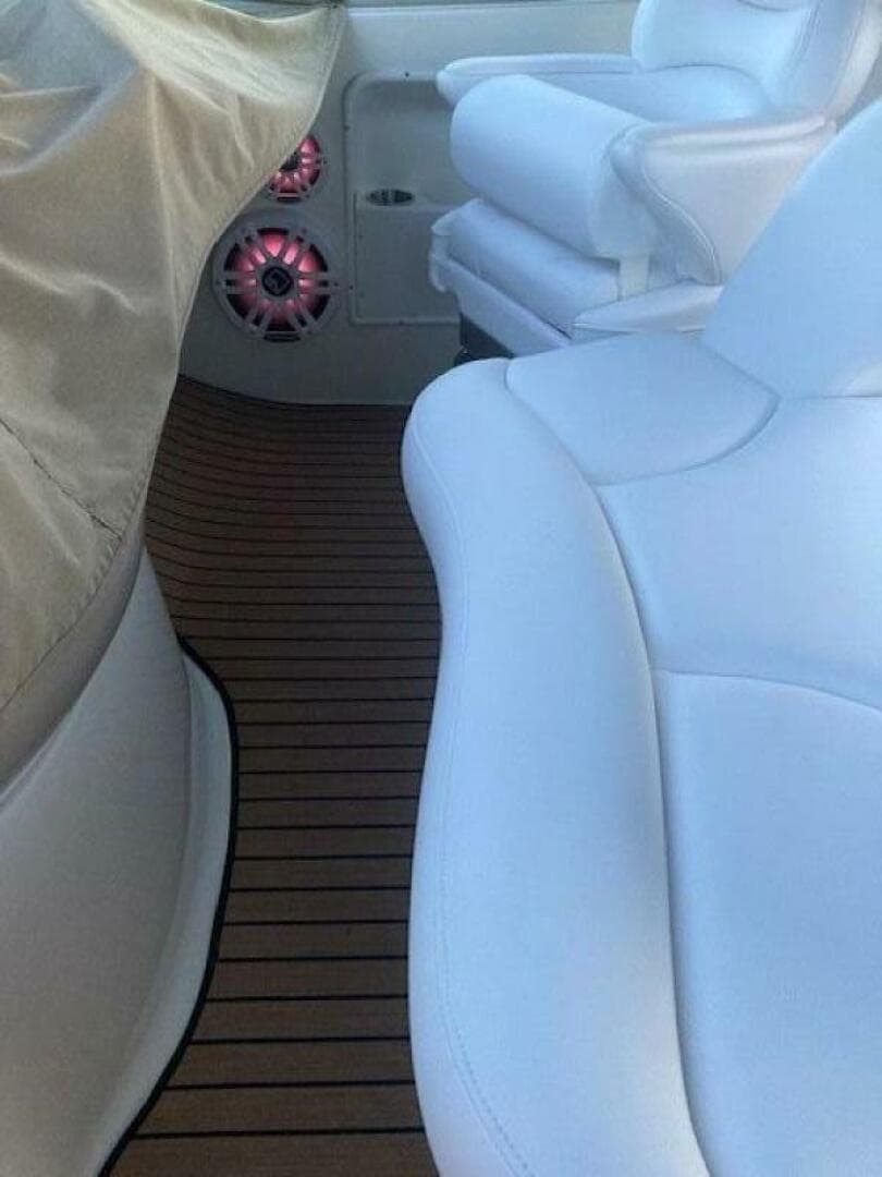 2001 Sea Ray 380 Sundancer — photo 15
