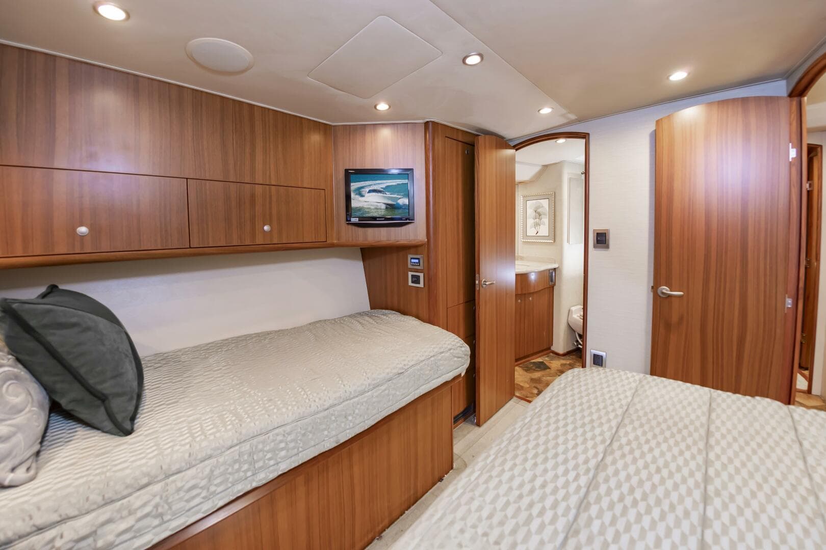 2010 Viking 52 Sport Coupe — photo 35