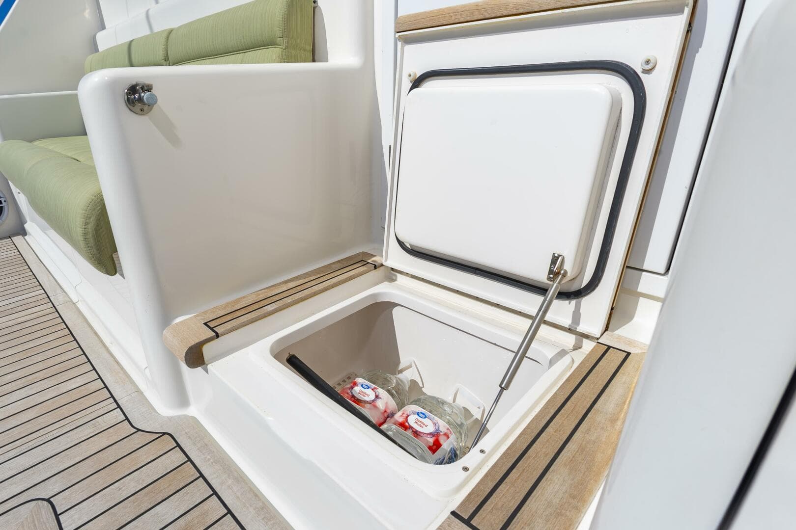 2010 Viking 52 Sport Coupe — photo 17