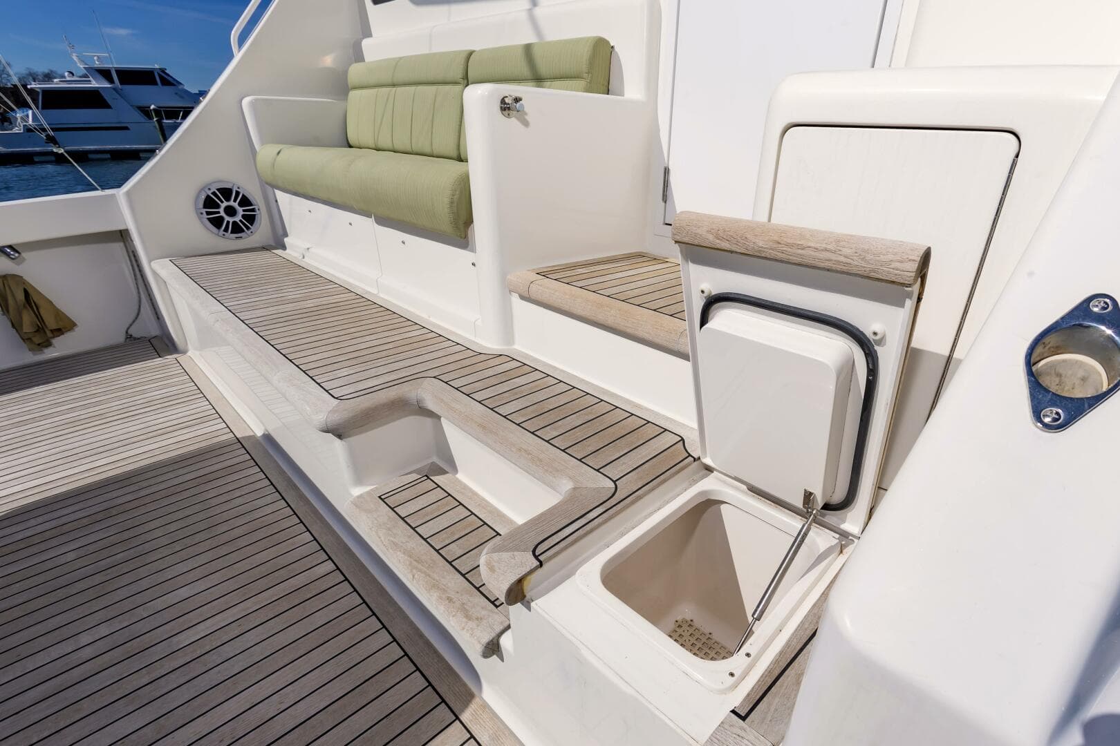 2010 Viking 52 Sport Coupe — photo 18