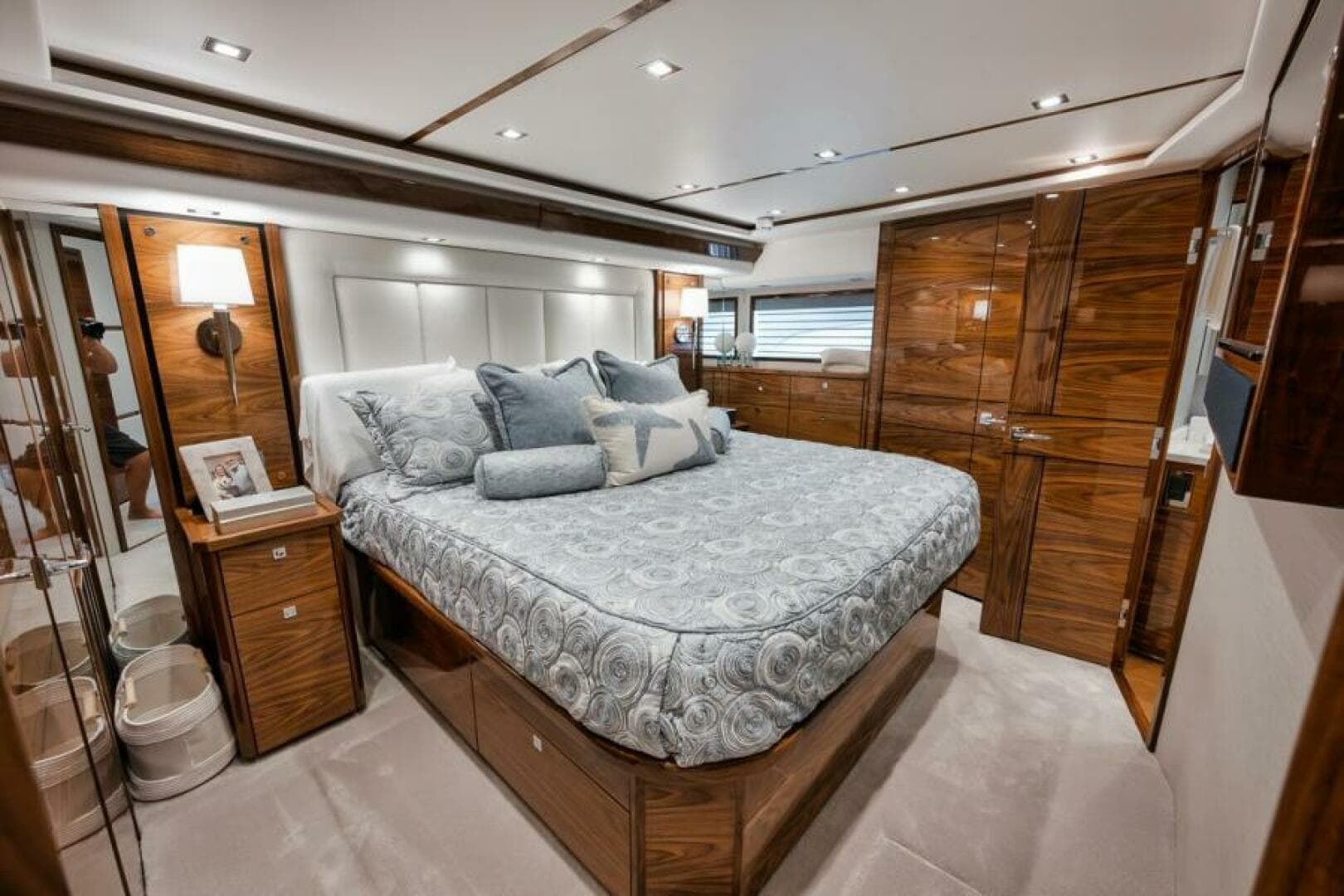2024 Viking 72 Skybridge — photo 14