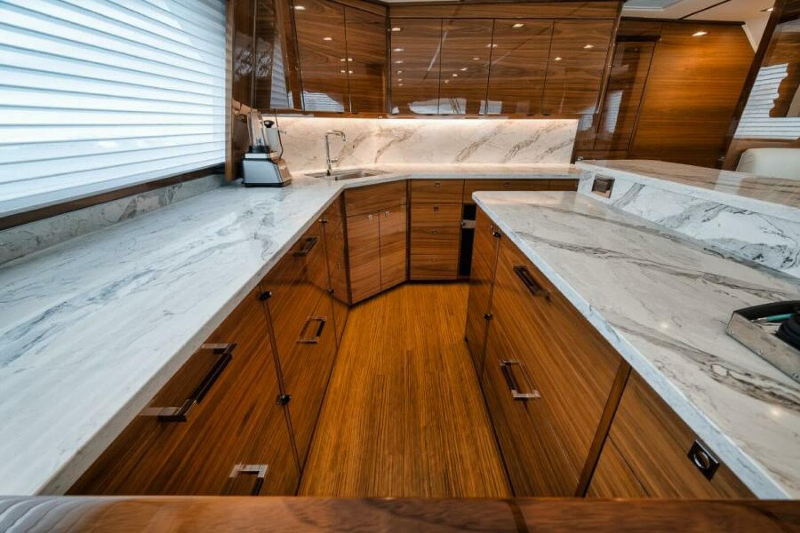 2024 Viking 72 Skybridge — photo 9