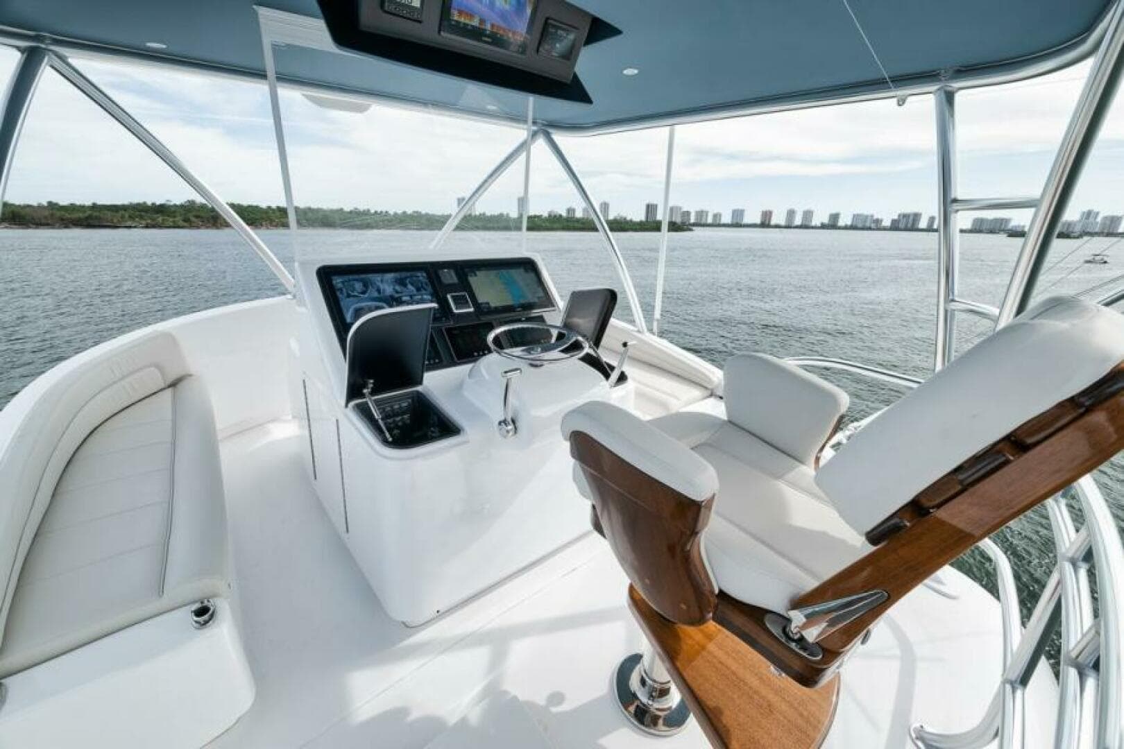 2024 Viking 72 Skybridge — photo 39