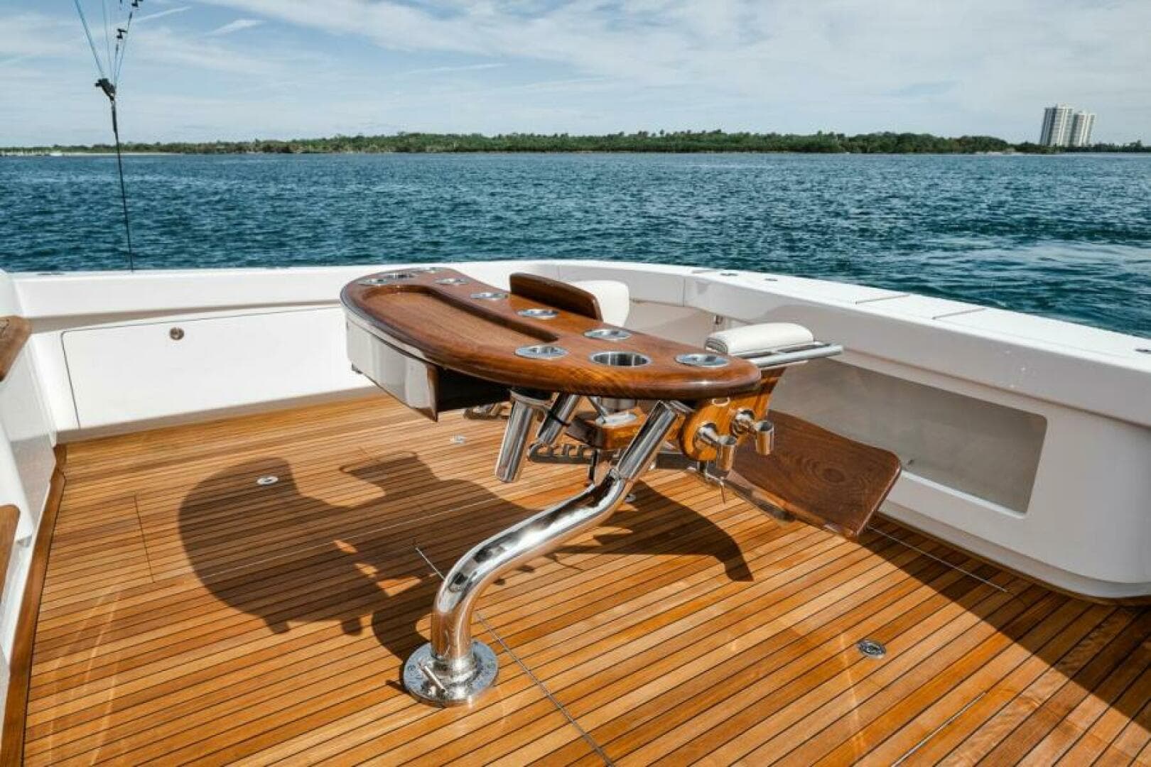 2024 Viking 72 Skybridge — photo 46