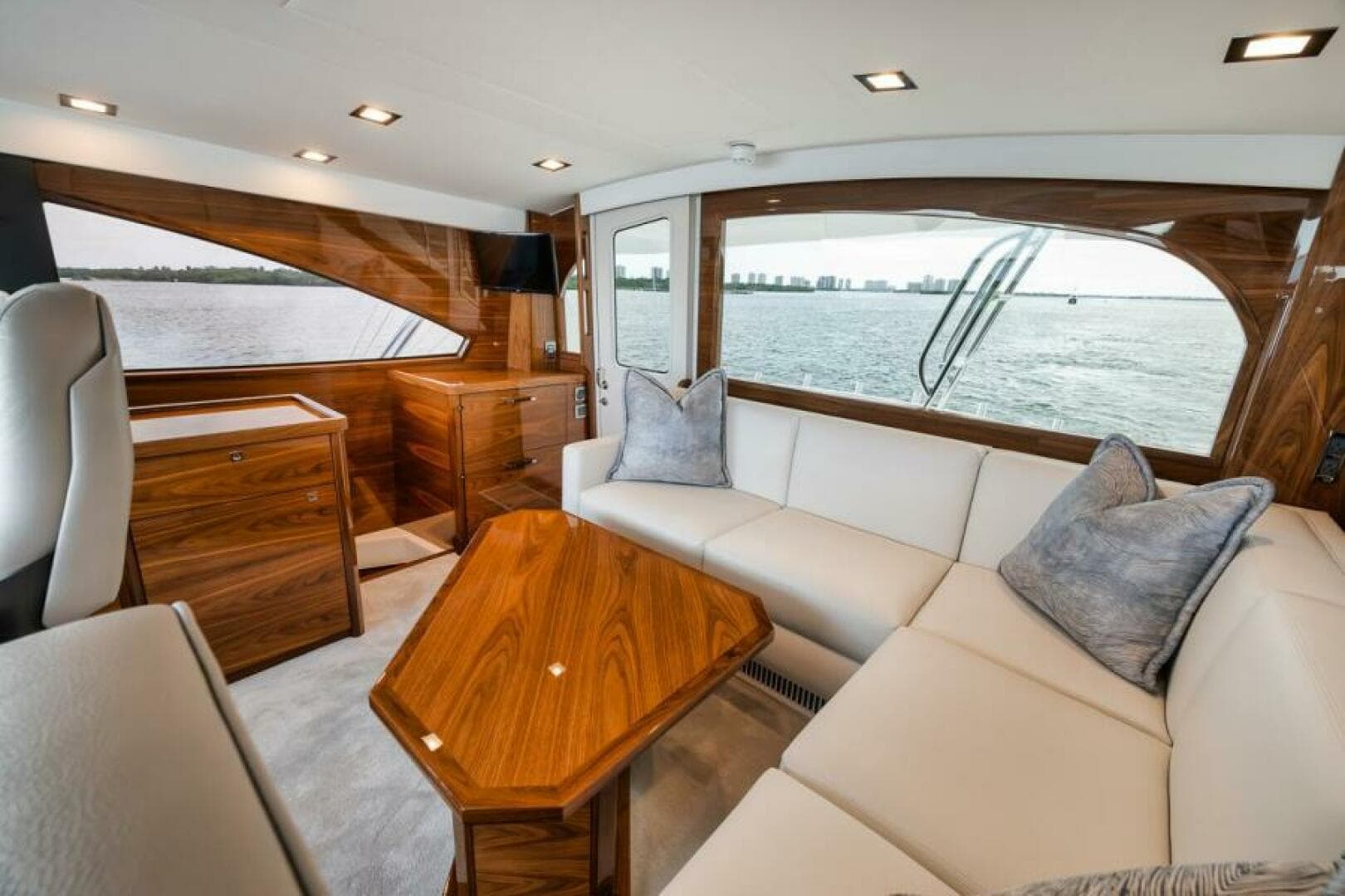 2024 Viking 72 Skybridge — photo 26