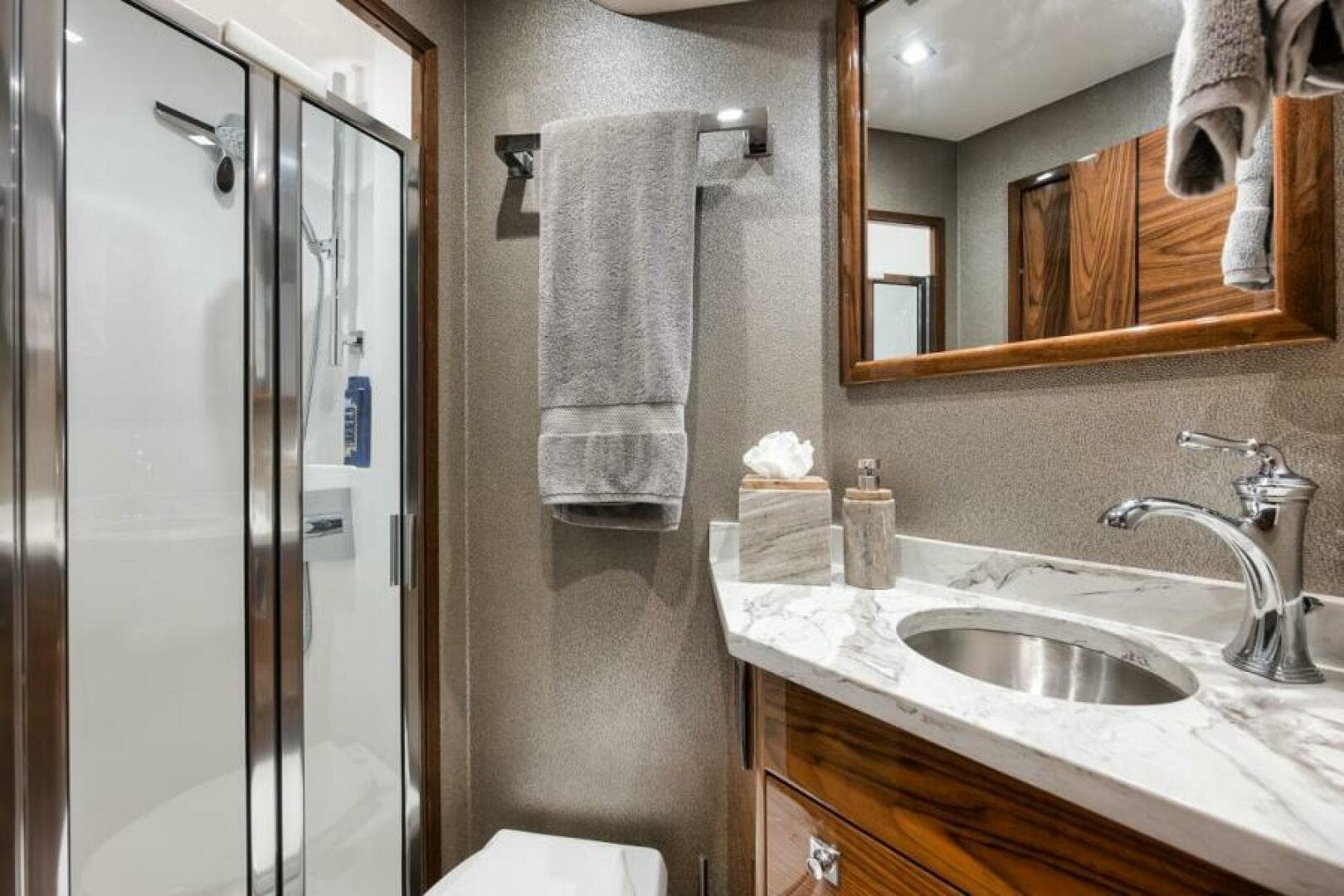 2024 Viking 72 Skybridge — photo 19