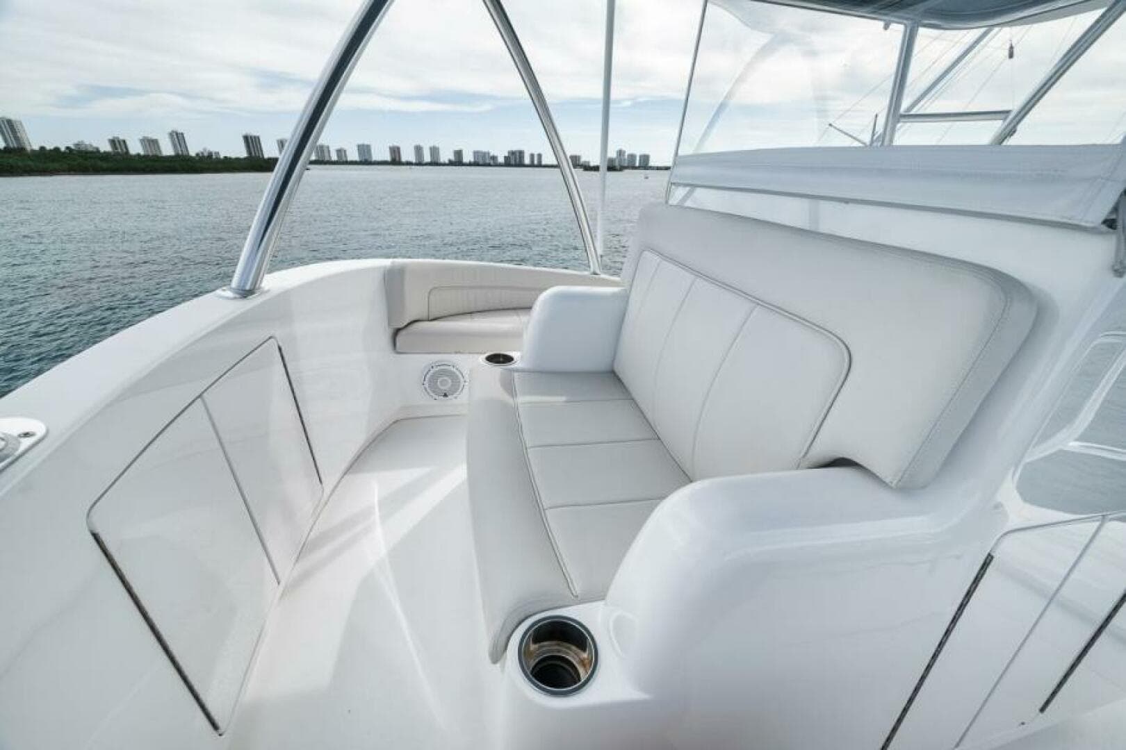 2024 Viking 72 Skybridge — photo 44