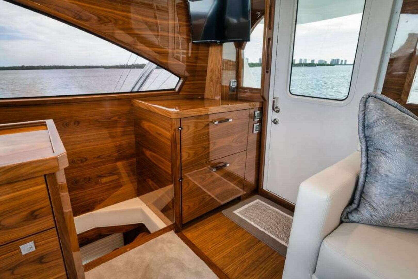 2024 Viking 72 Skybridge — photo 28