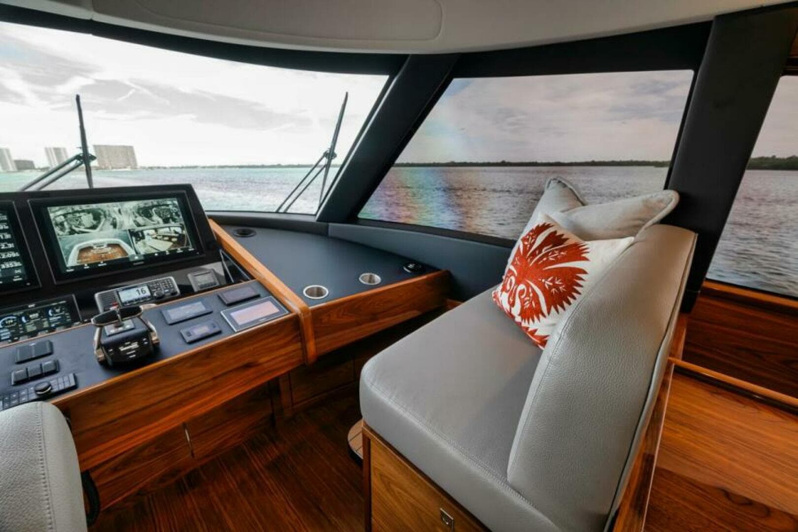 2024 Viking 72 Skybridge — photo 24