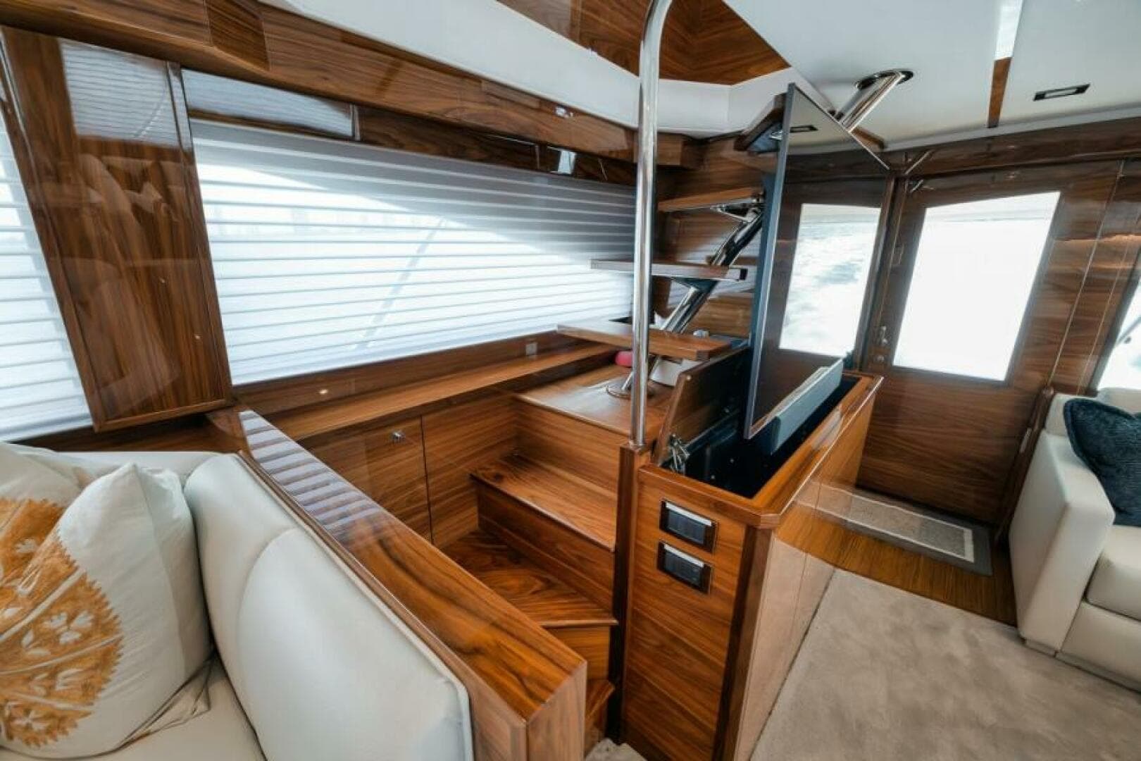 2024 Viking 72 Skybridge — photo 12