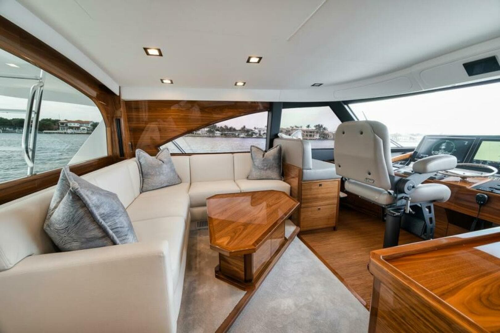 2024 Viking 72 Skybridge — photo 29