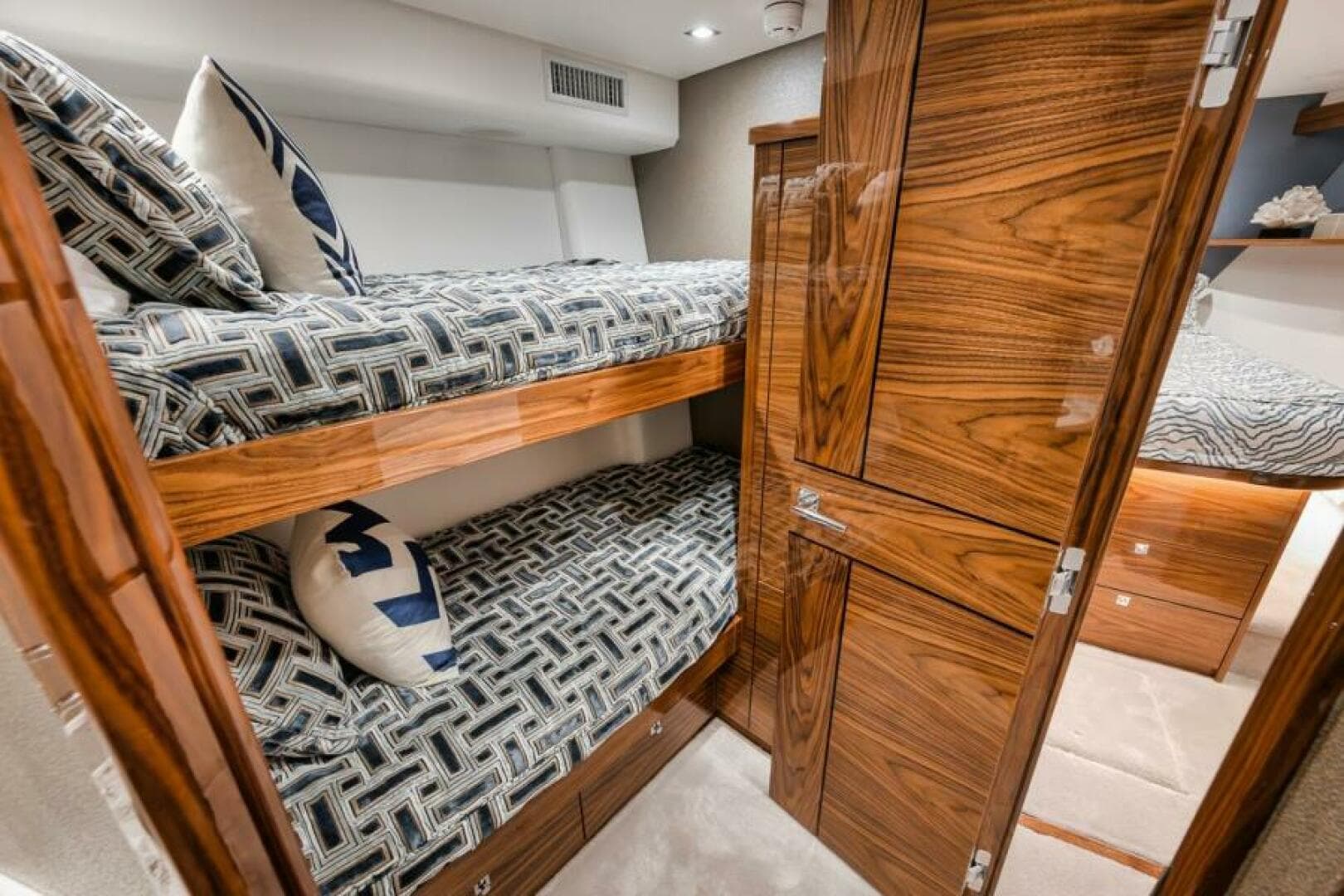 2024 Viking 72 Skybridge — photo 21