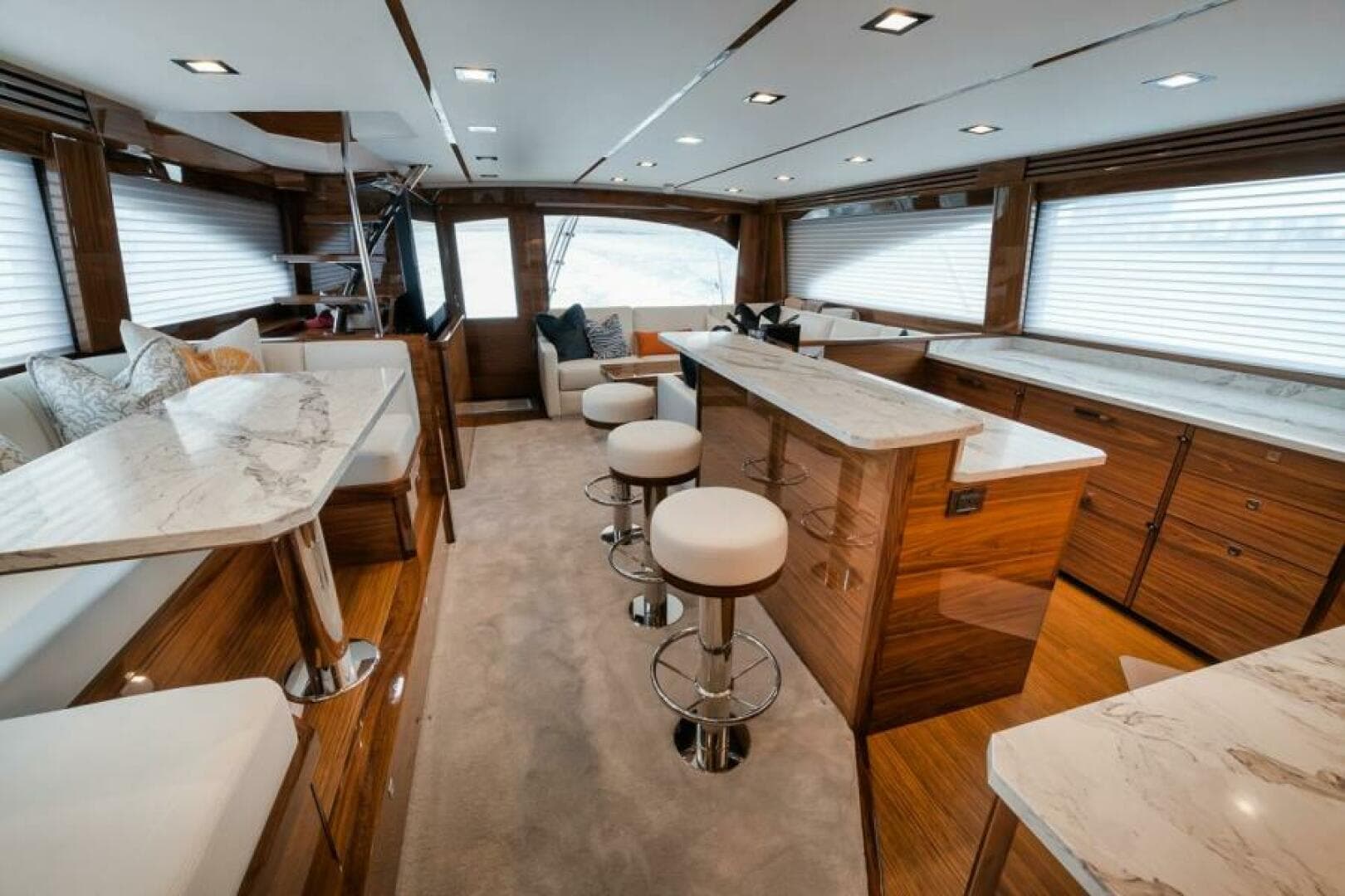 2024 Viking 72 Skybridge — photo 7