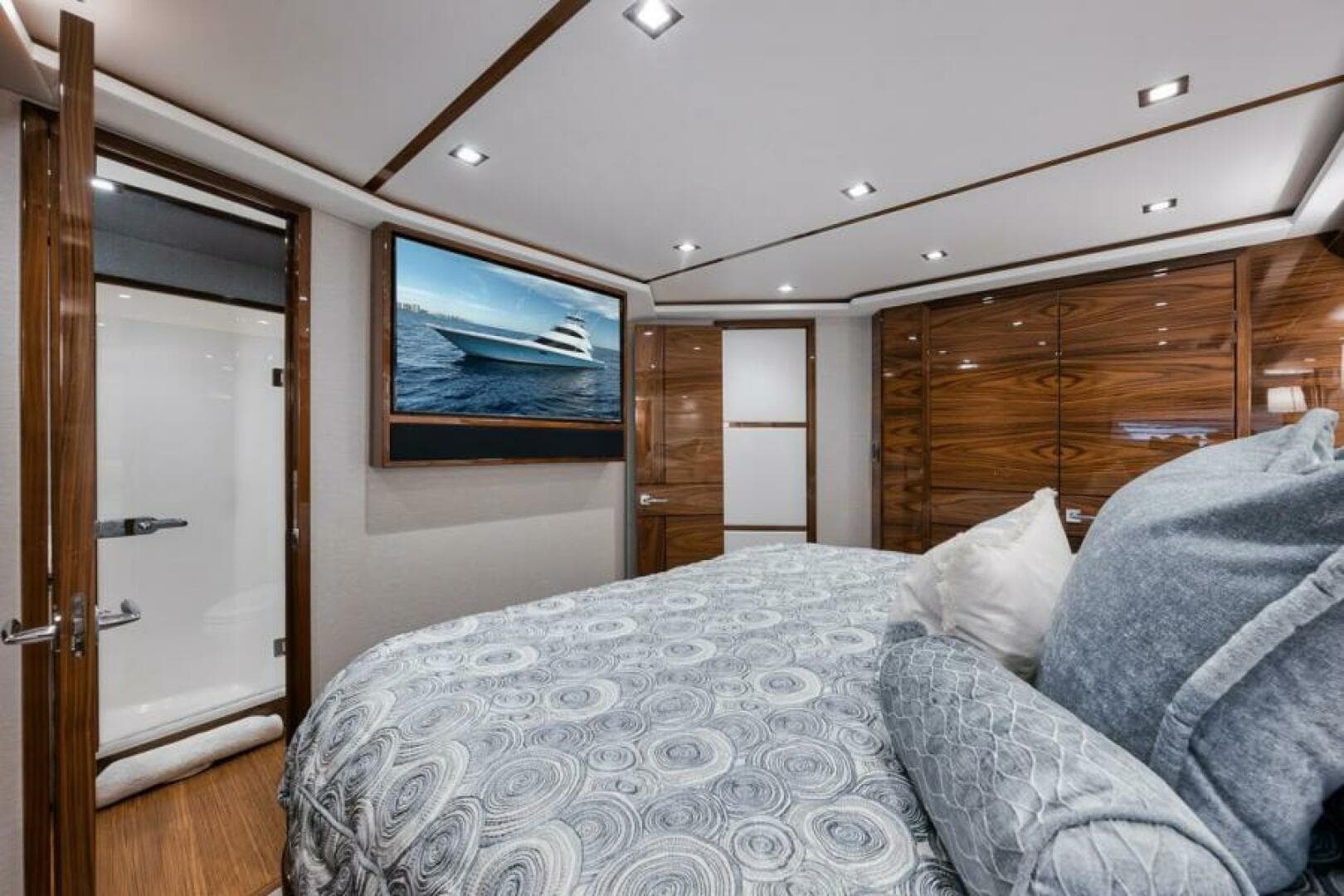2024 Viking 72 Skybridge — photo 16