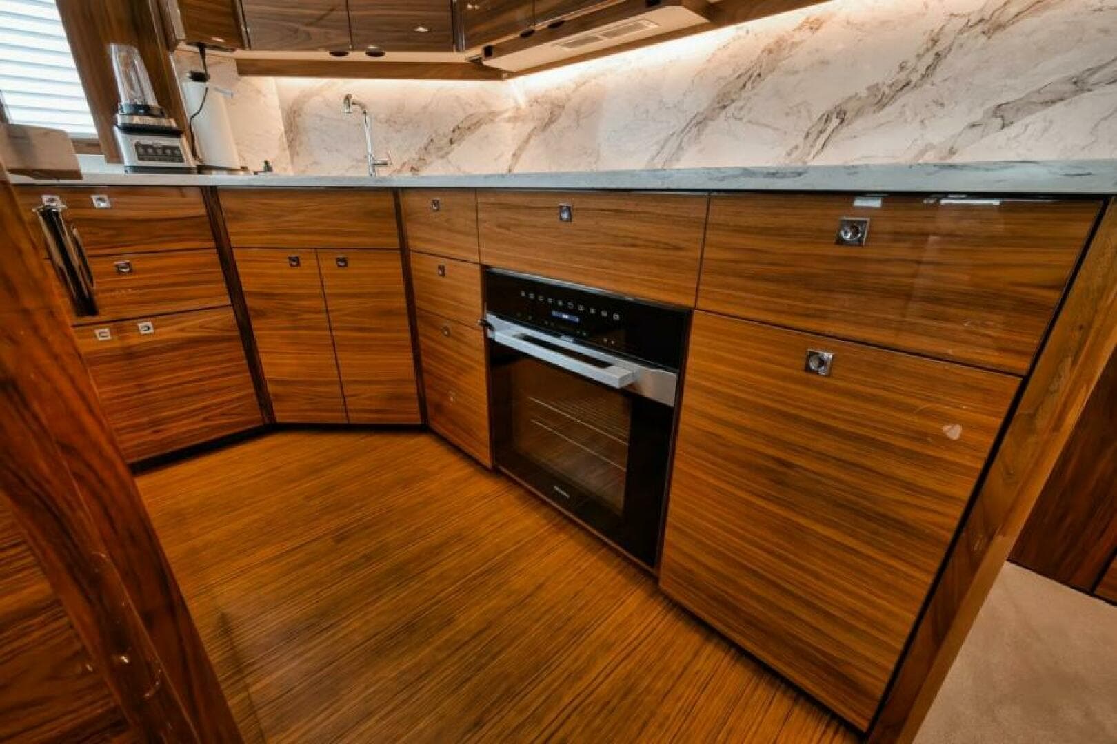 2024 Viking 72 Skybridge — photo 11