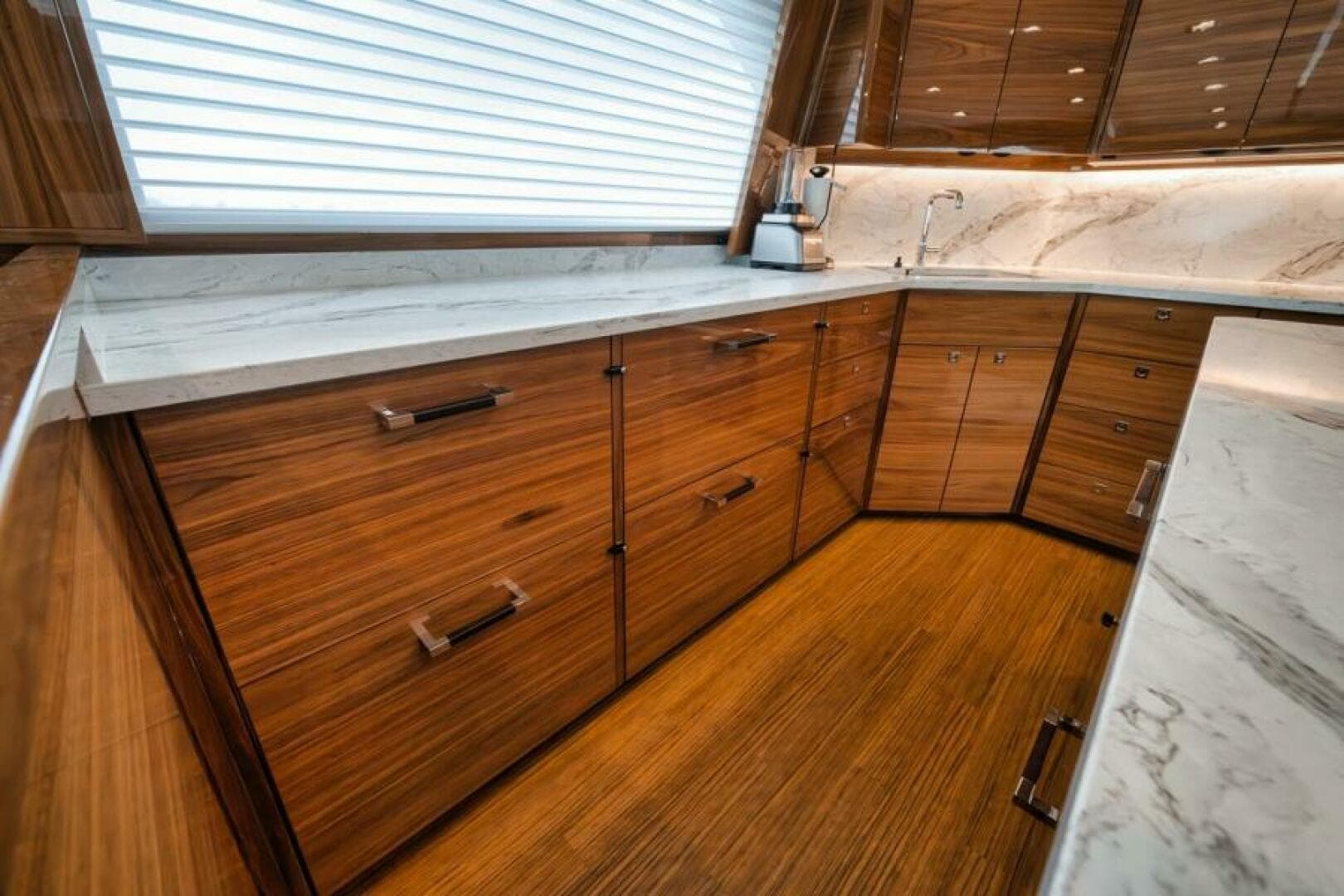 2024 Viking 72 Skybridge — photo 10