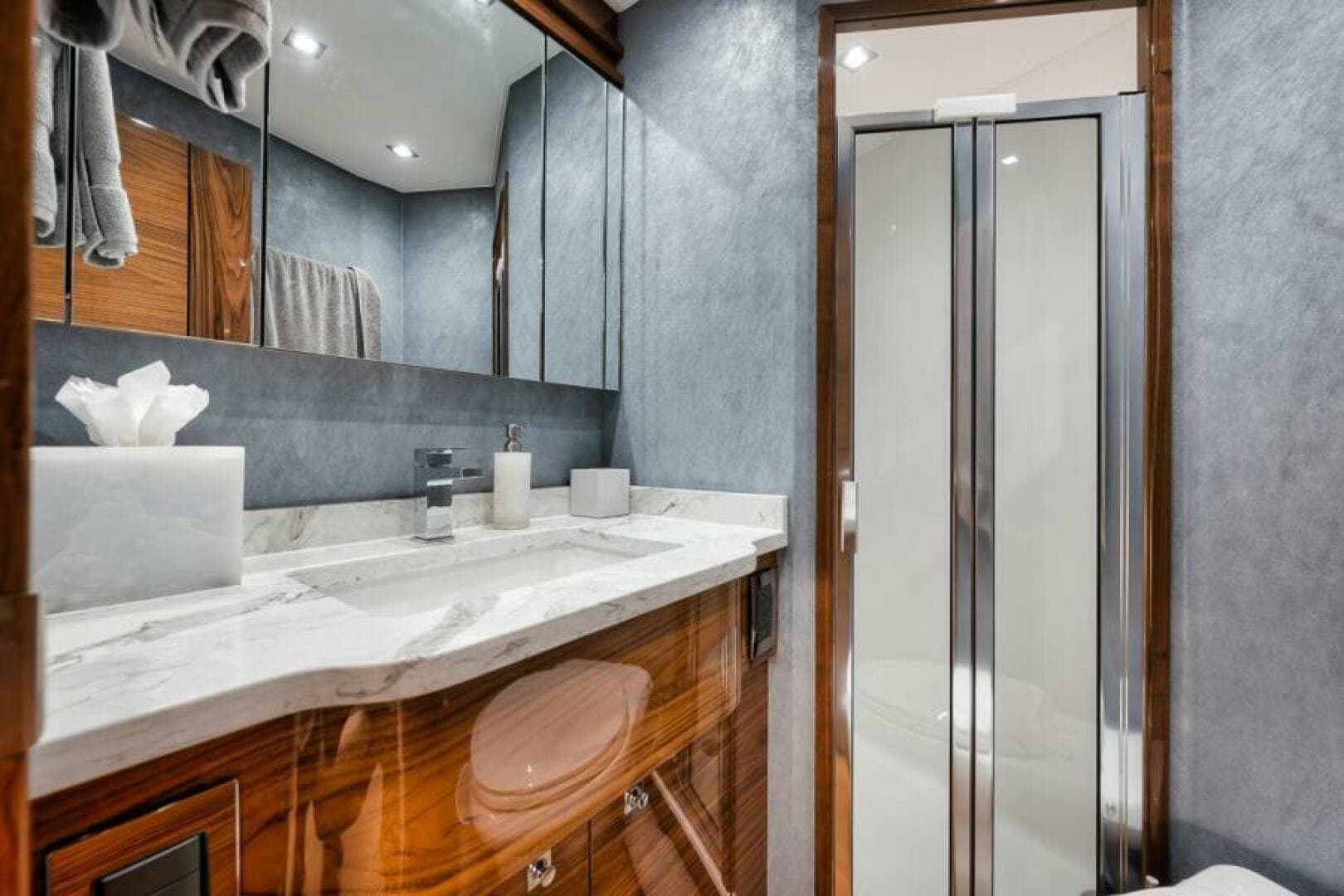 2024 Viking 72 Skybridge — photo 20