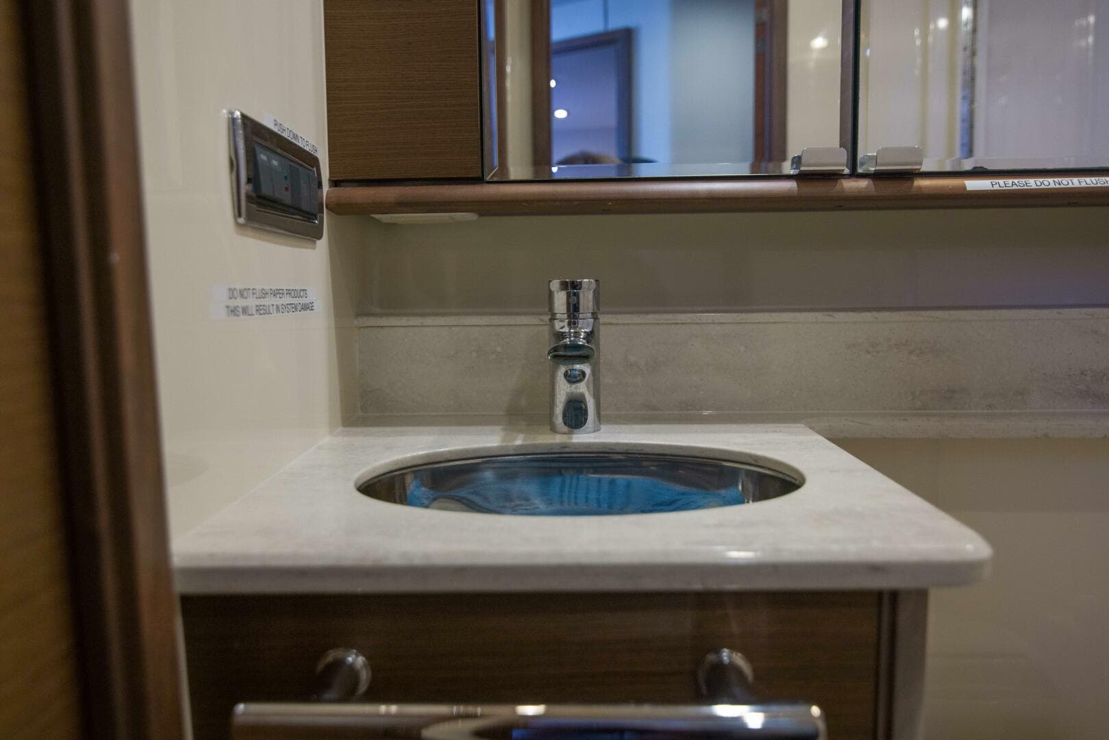 2013 Sea Ray 520 Sedan Bridge — photo 18