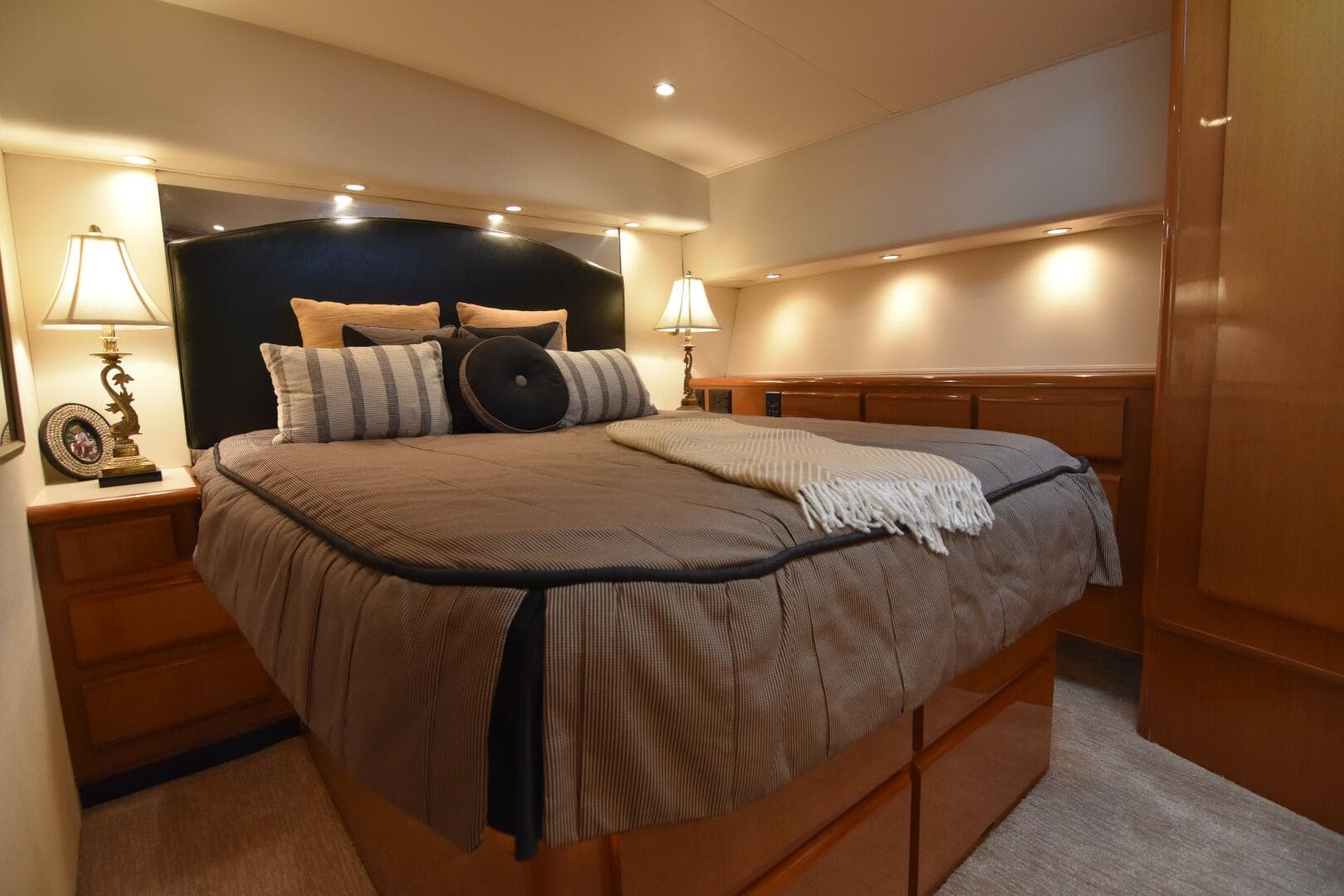 1999 Viking 58 Convertible — photo 22