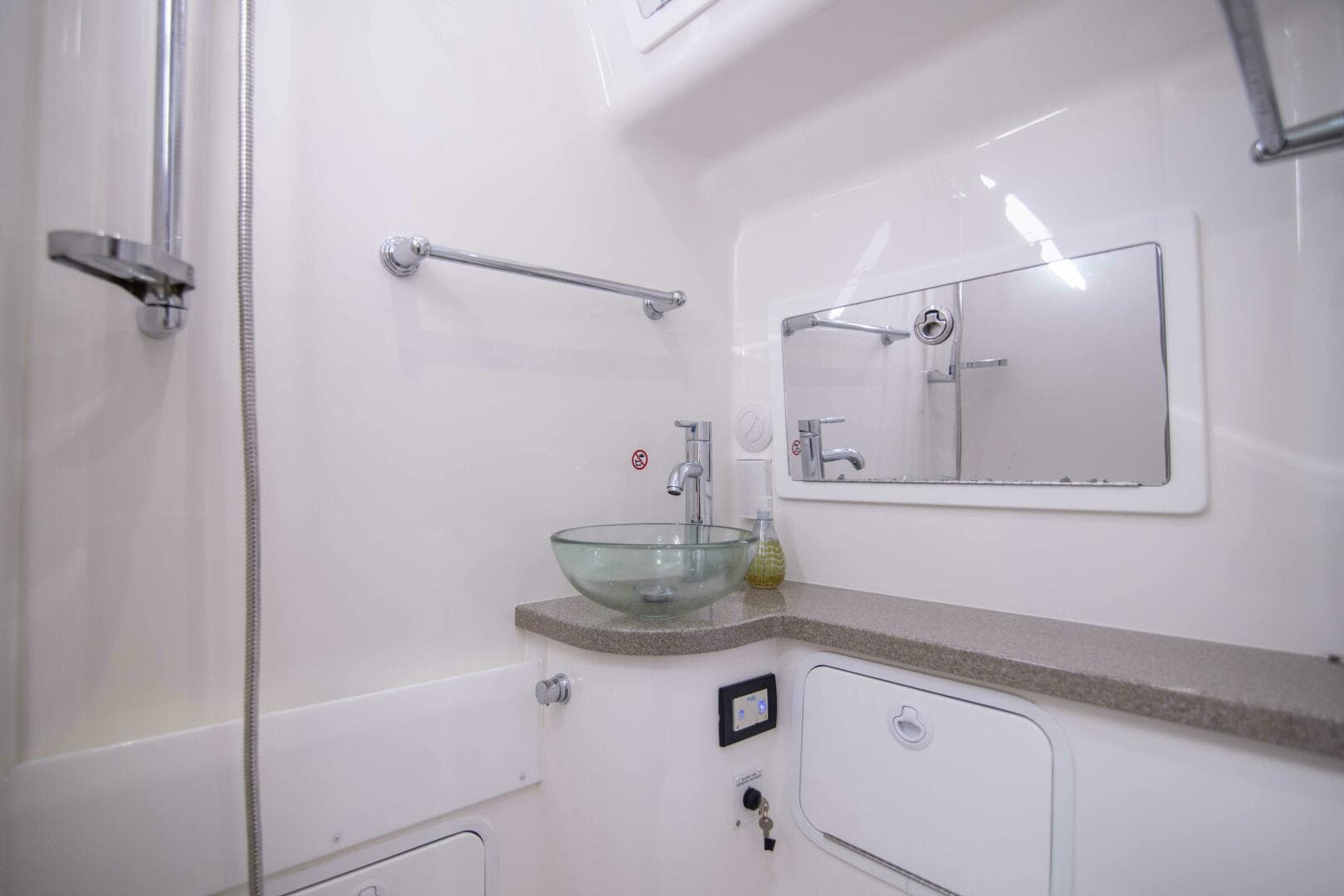 2016 Regulator 41 Center Console — photo 16