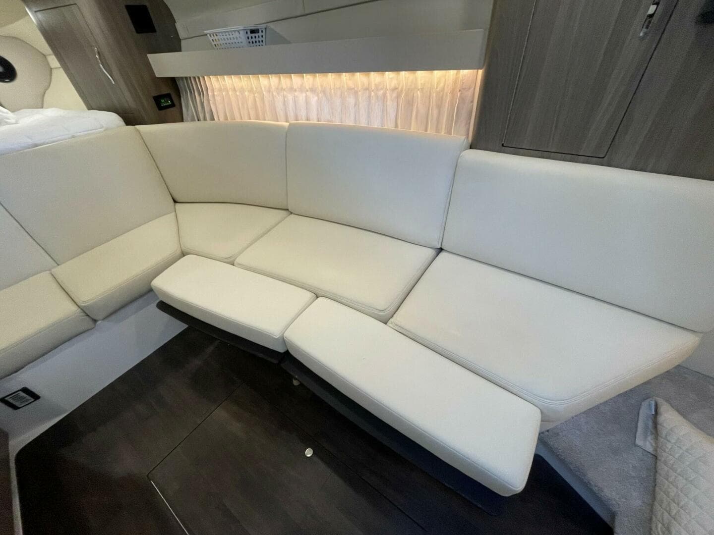 2021 Regal 33 Xo — photo 28