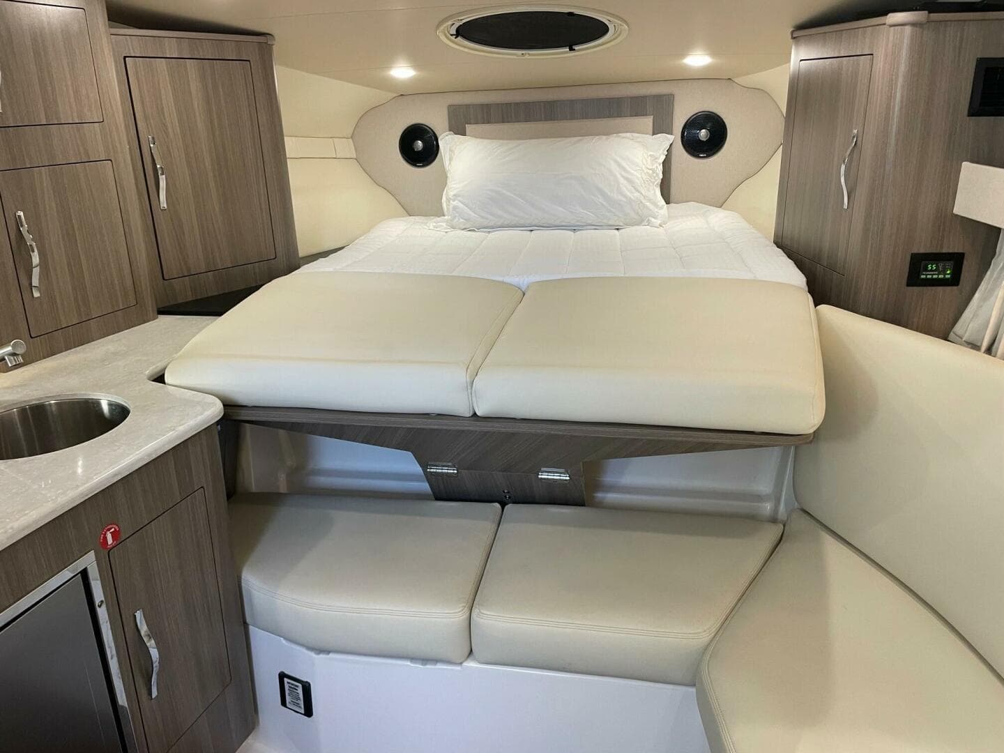 2021 Regal 33 Xo — photo 26