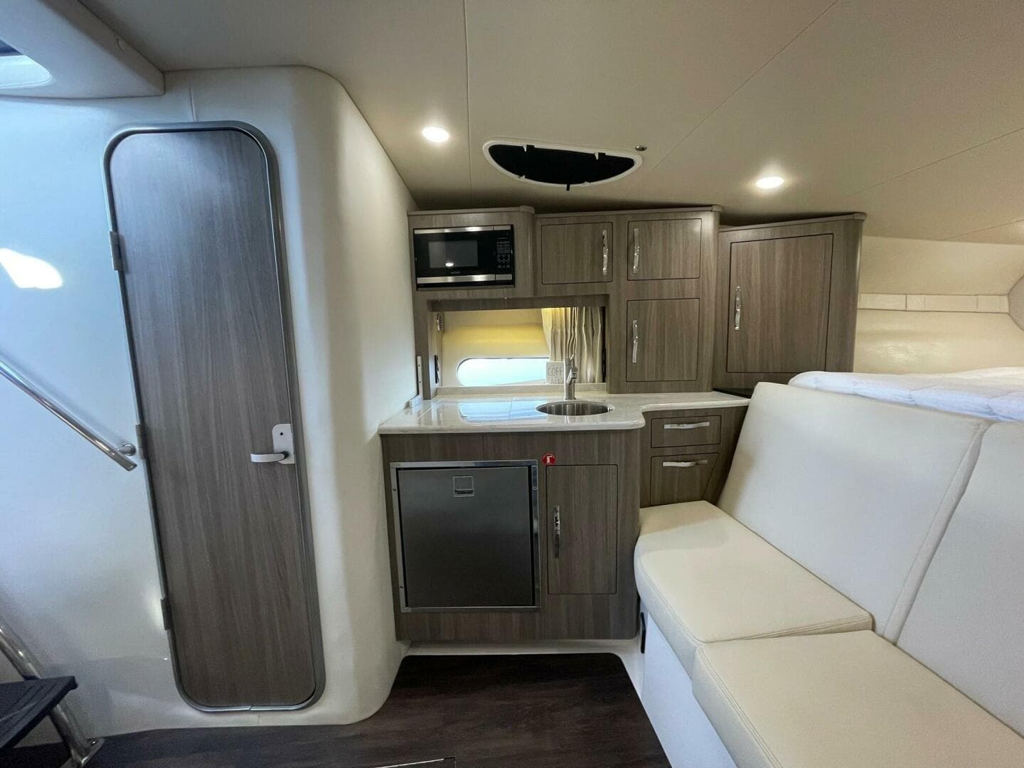 2021 Regal 33 Xo — photo 19