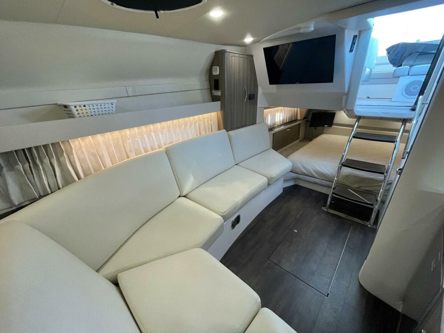 2021 Regal 33 Xo — photo 20