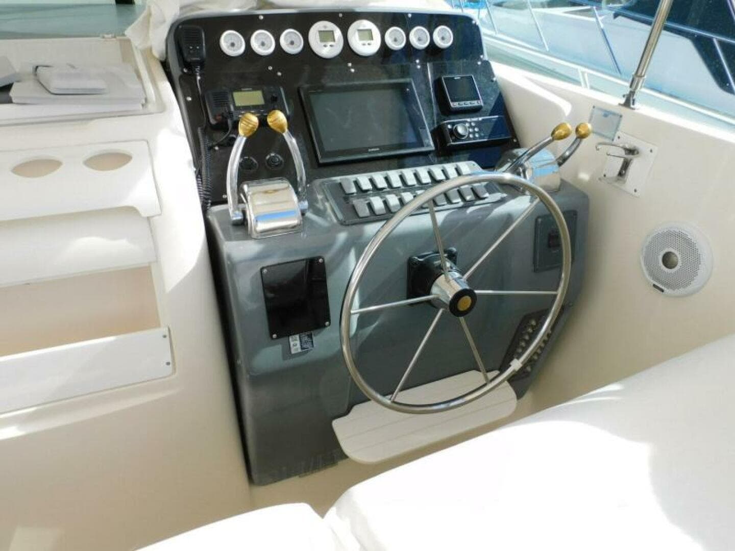 1995 Tiara Yachts 3500 Express — photo 8