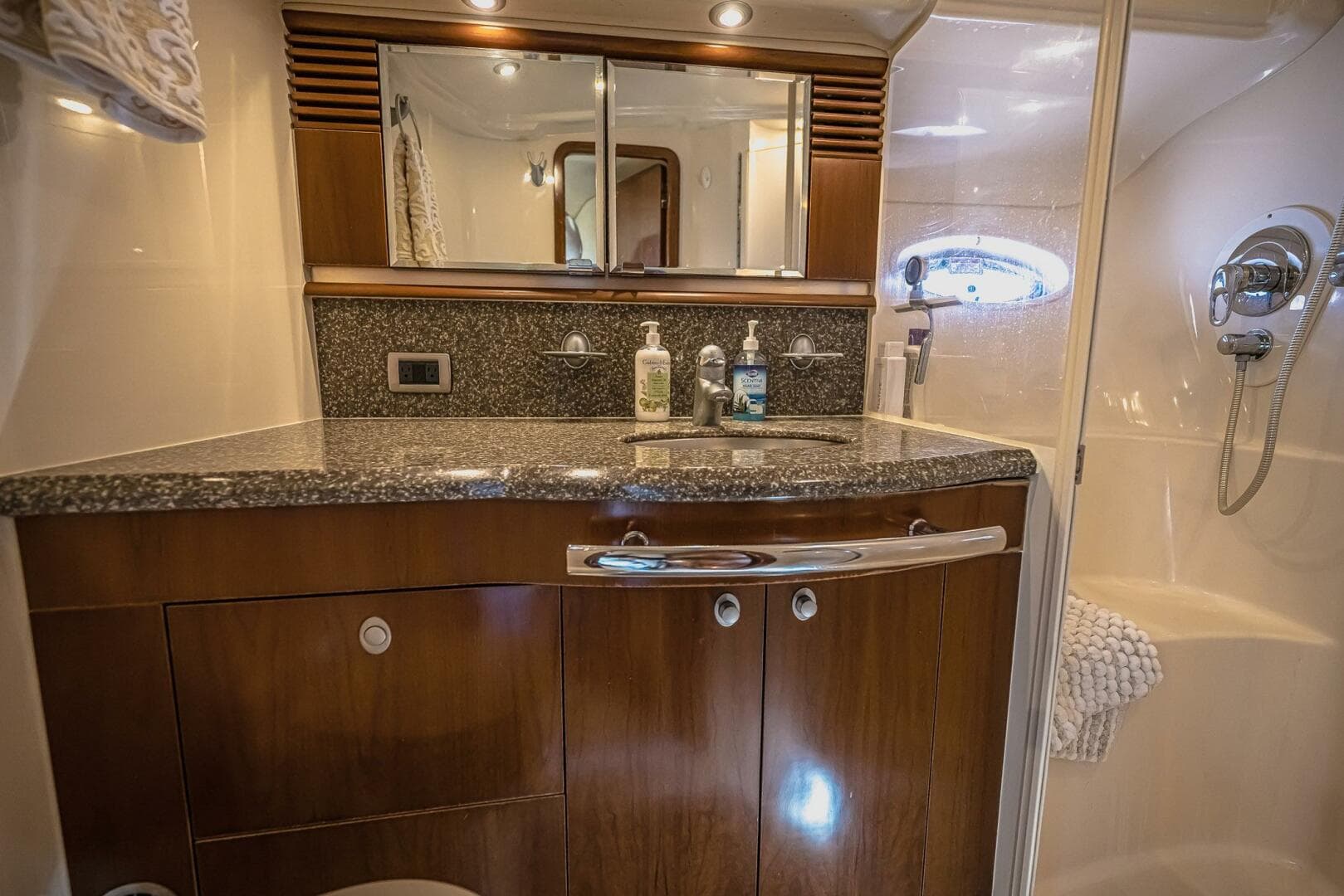 2005 Sea Ray 500 Sundancer — photo 39