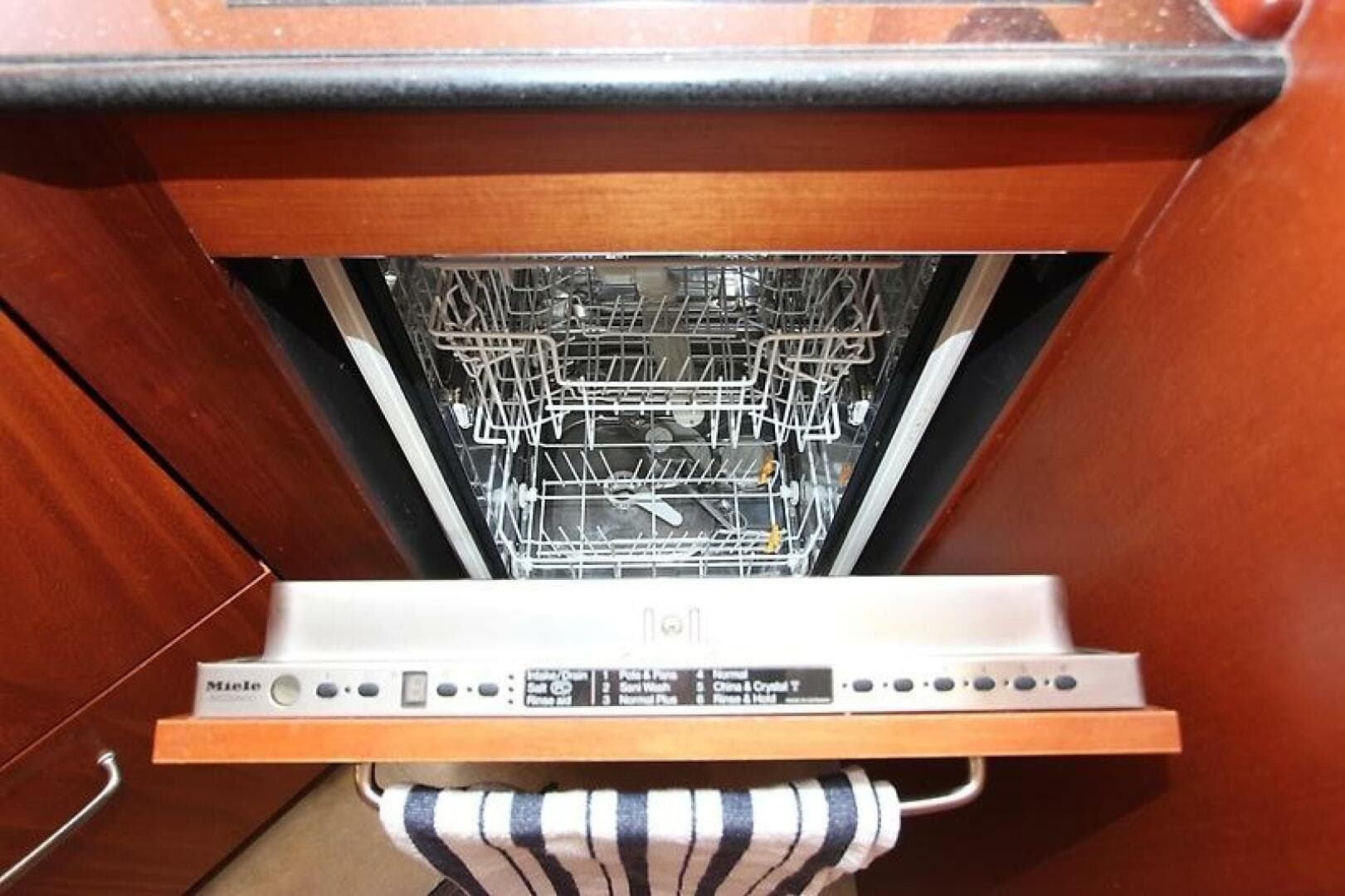 2006 Huckins 56 Linwood — photo 33