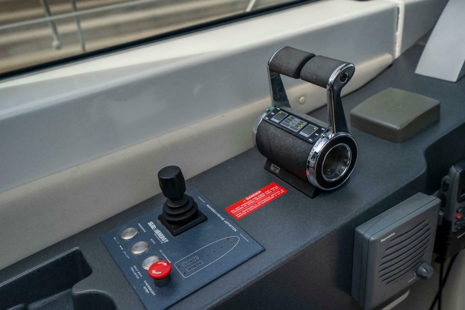 2007 Azimut 68S — photo 26