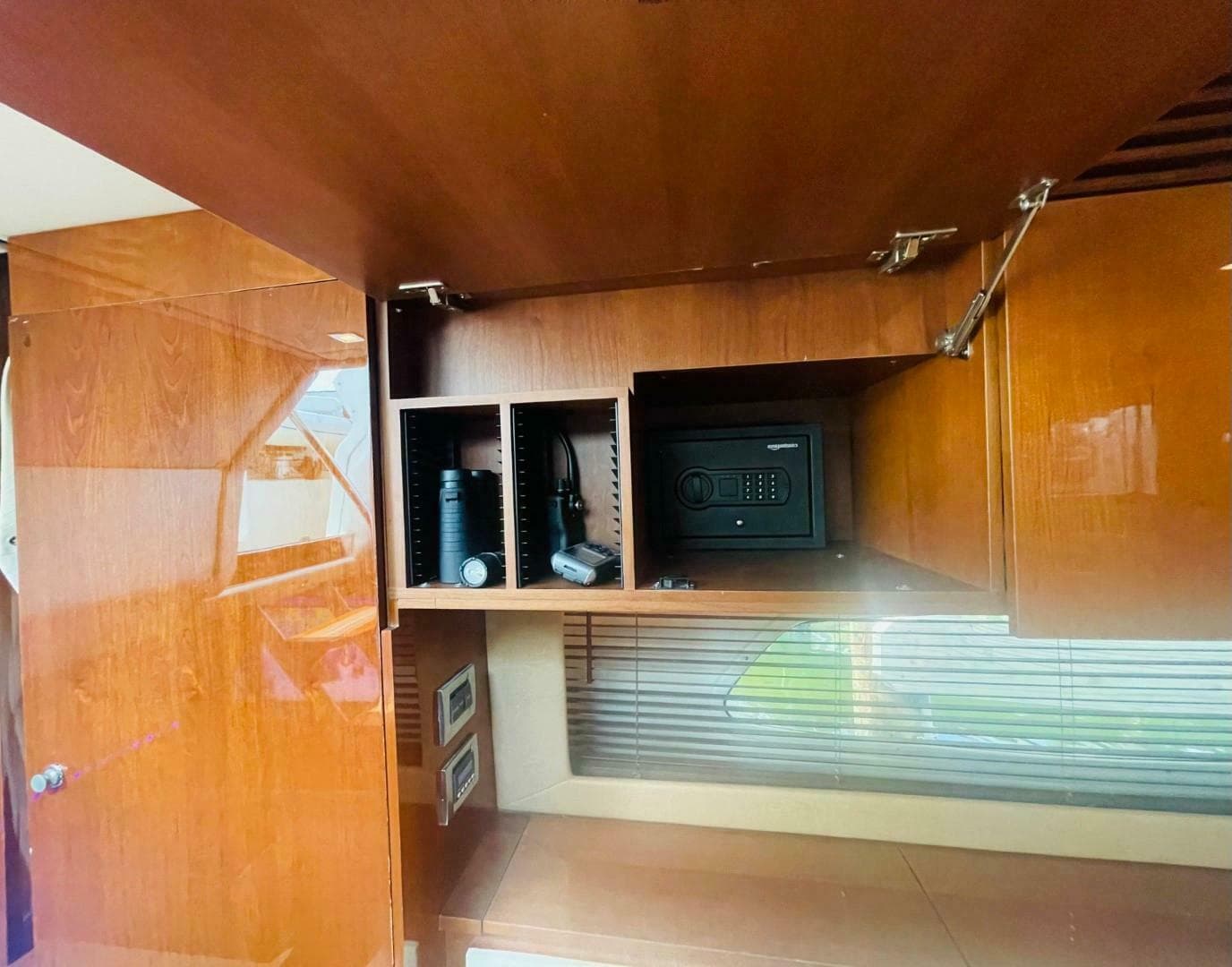 2010 Sea Ray 450 Sundancer — photo 32