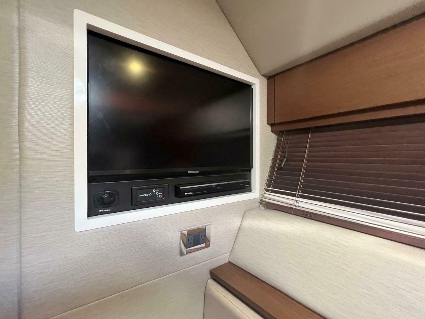 2014 Sea Ray 410 Sundancer — photo 32