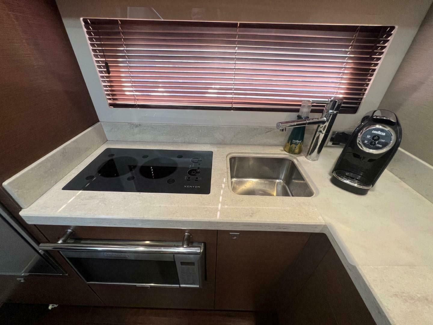 2014 Sea Ray 410 Sundancer — photo 26