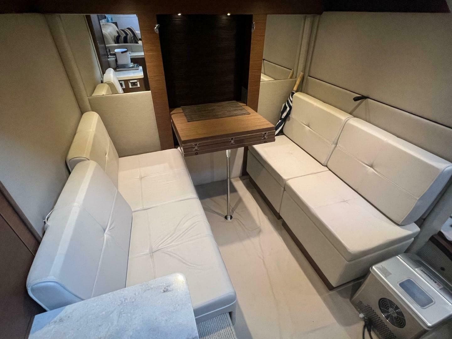 2014 Sea Ray 410 Sundancer — photo 35
