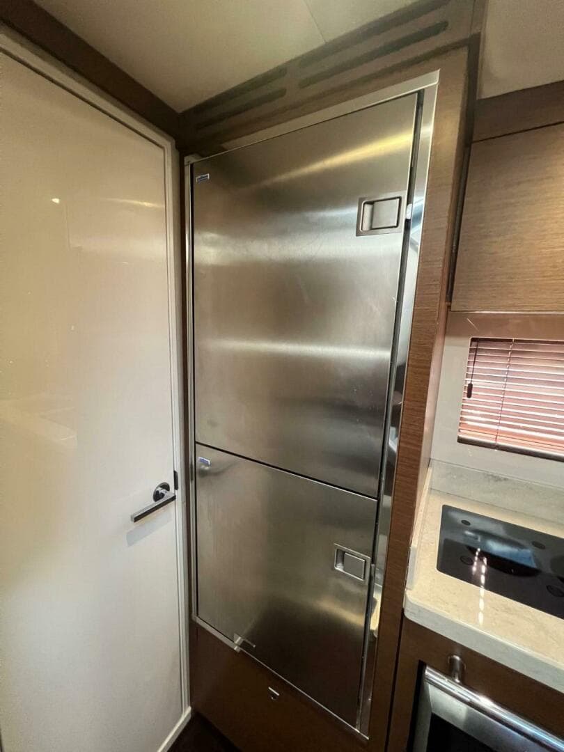 2014 Sea Ray 410 Sundancer — photo 28