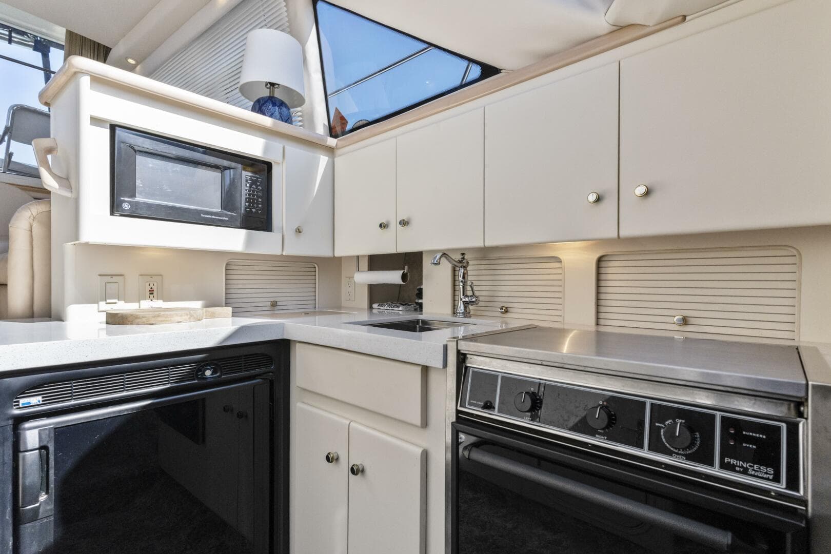 2000 Carver 326 Aft Cabin — photo 10