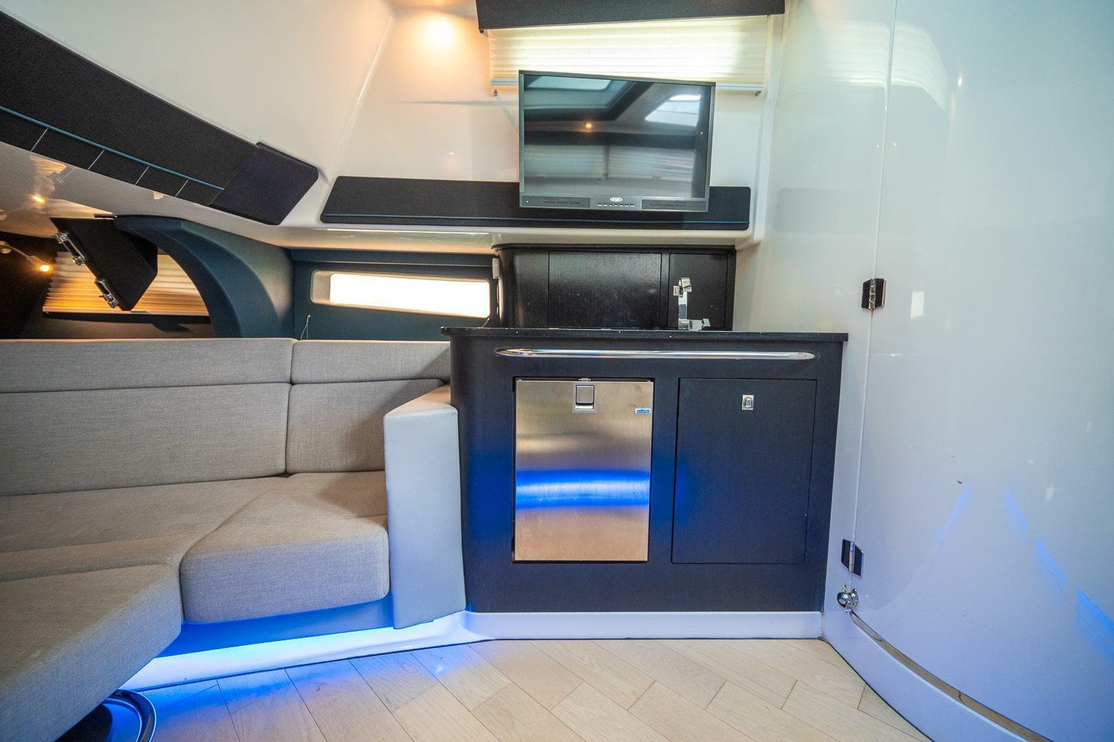 2023 Boston Whaler 420 Outrage — photo 25