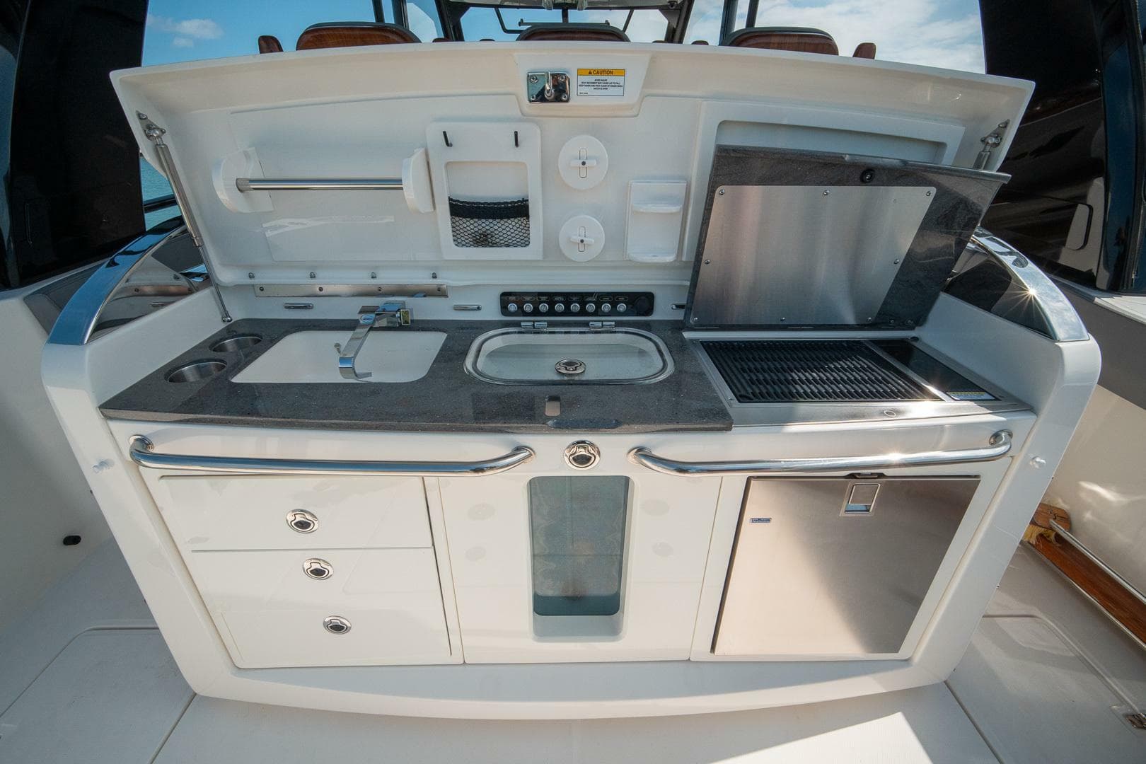 2023 Boston Whaler 420 Outrage — photo 9
