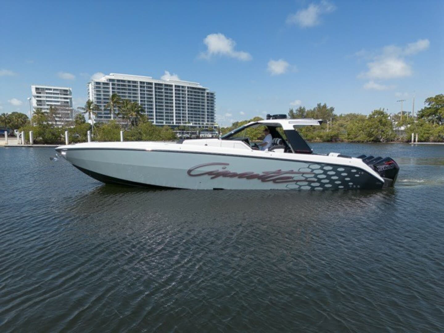 2025 Cigarette Auroris — photo 2