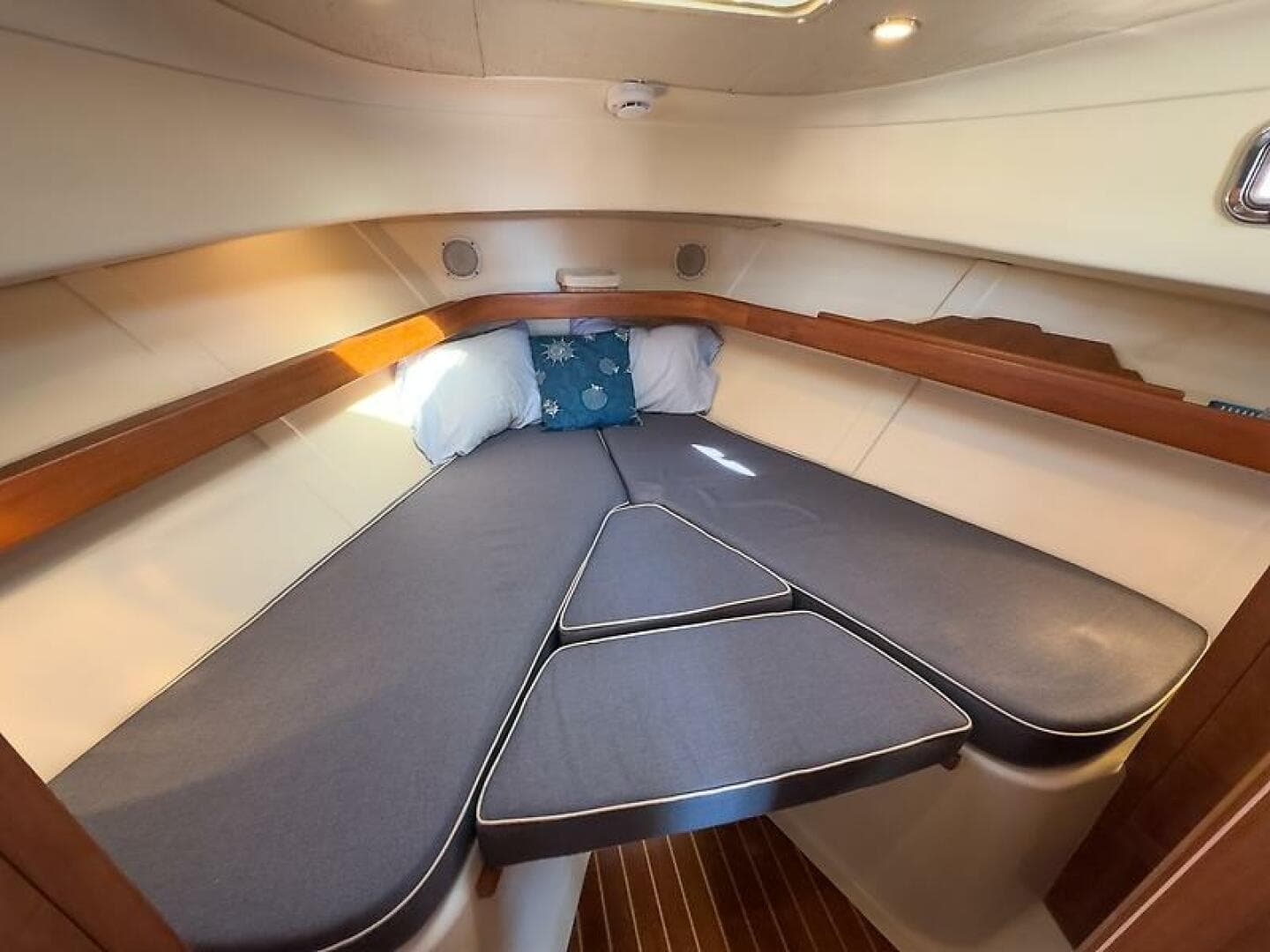 2004 Mainship Pilot 34 — photo 16