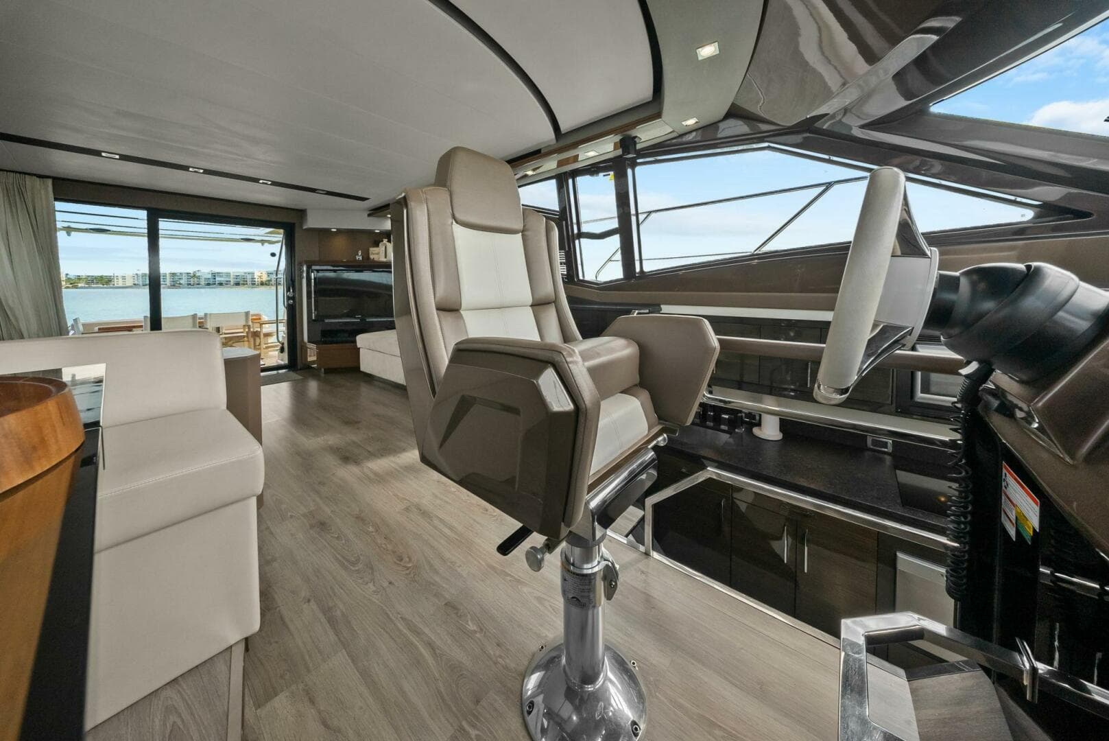 2014 Marquis 630 Sport Yacht — photo 9