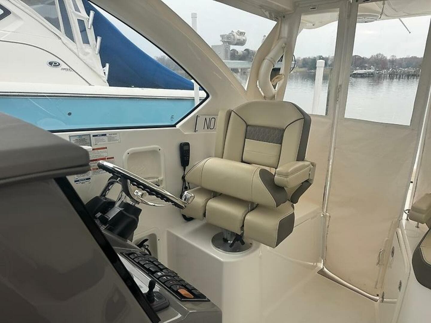 2019 Pursuit OS 355 Offshore — photo 9