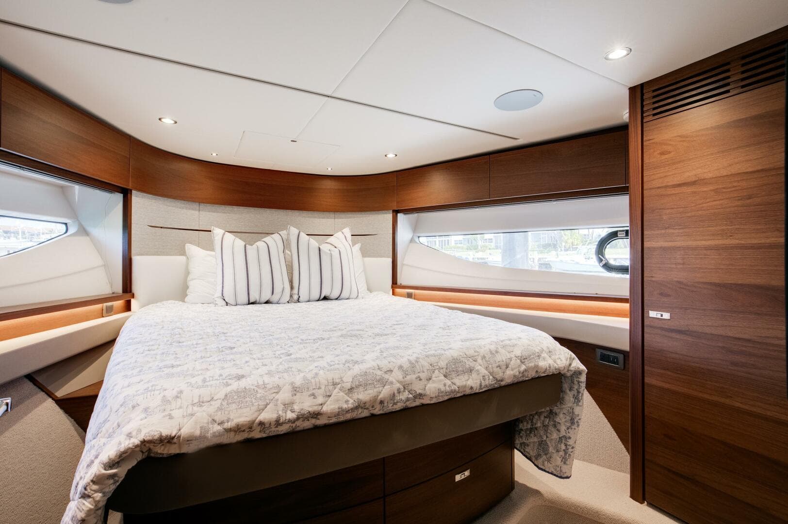 2025 Princess V55 — photo 11