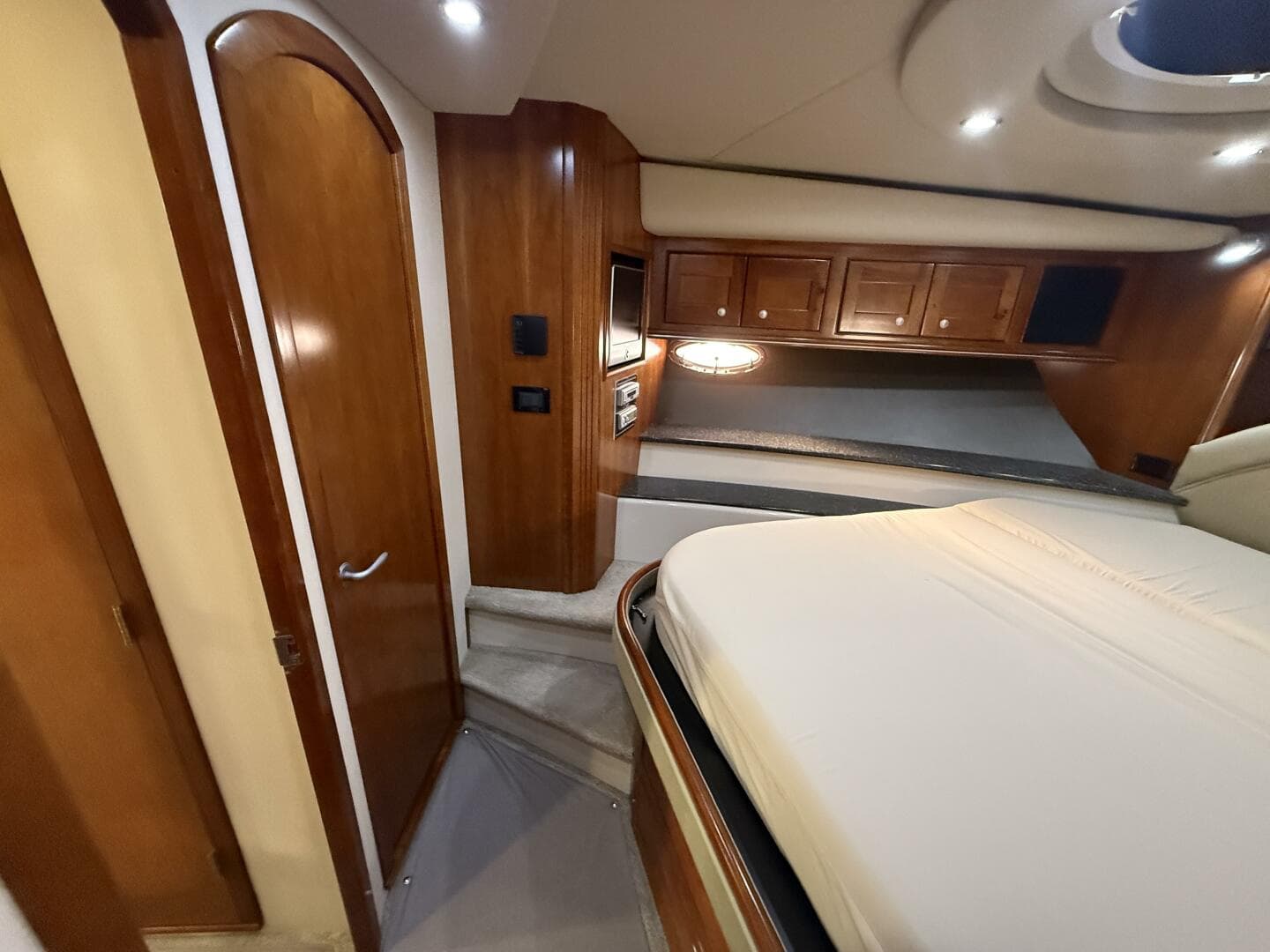2007 Cruisers Yachts 560 Express — photo 18