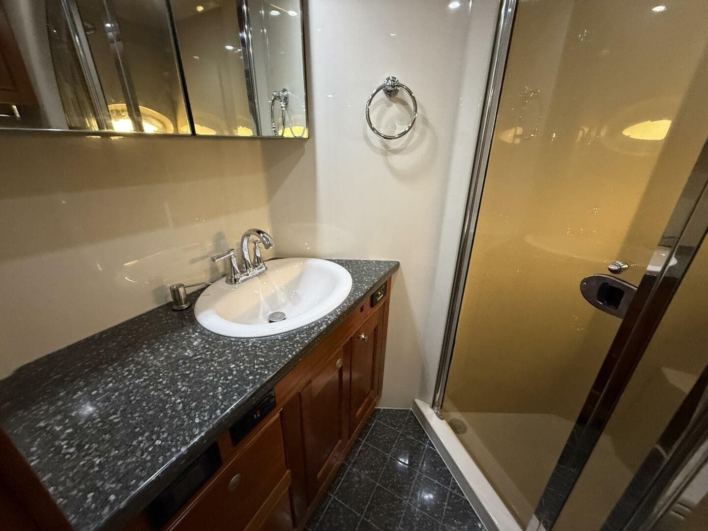 2007 Cruisers Yachts 560 Express — photo 24